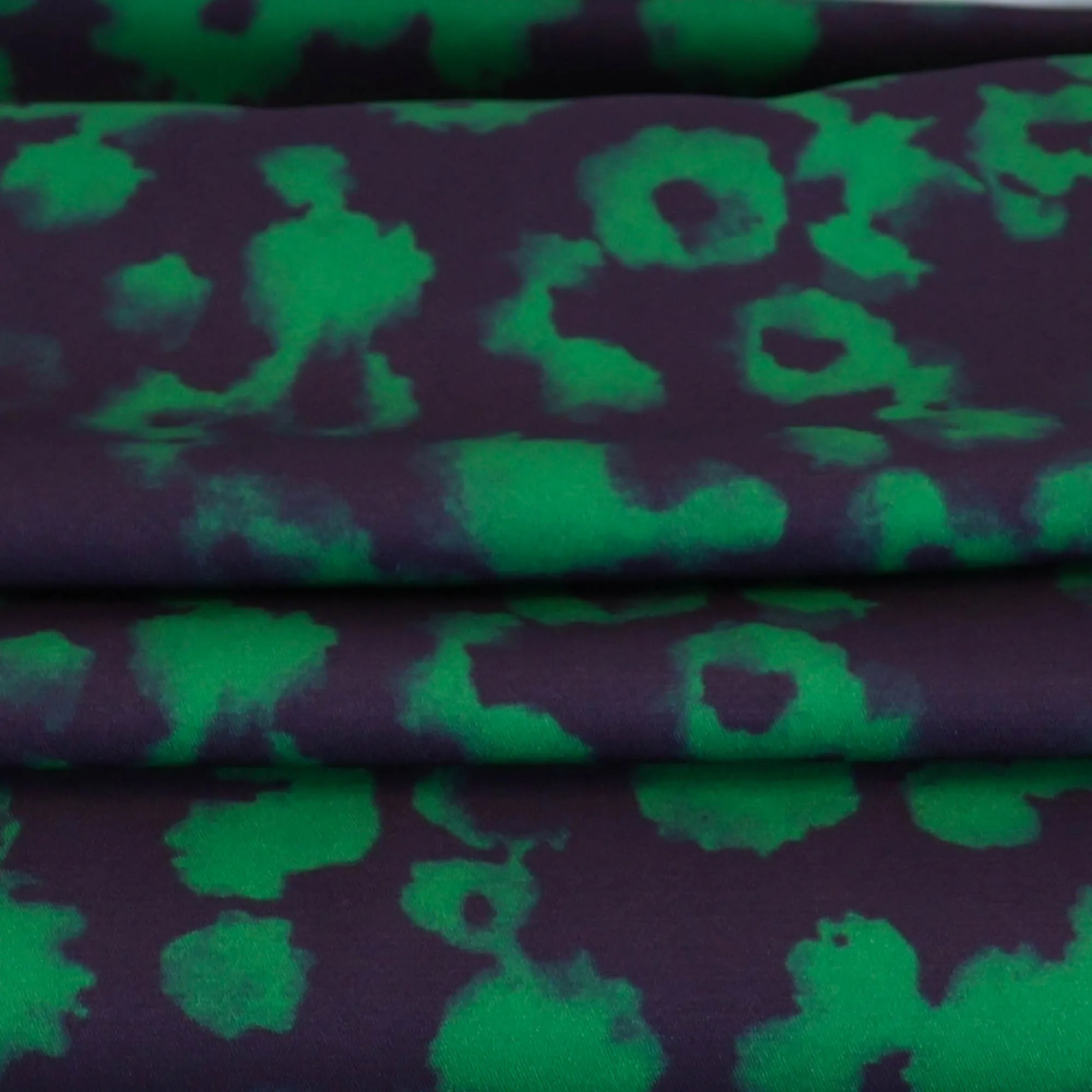 Stretch polyester paars met groene vlekken - A La Ville
