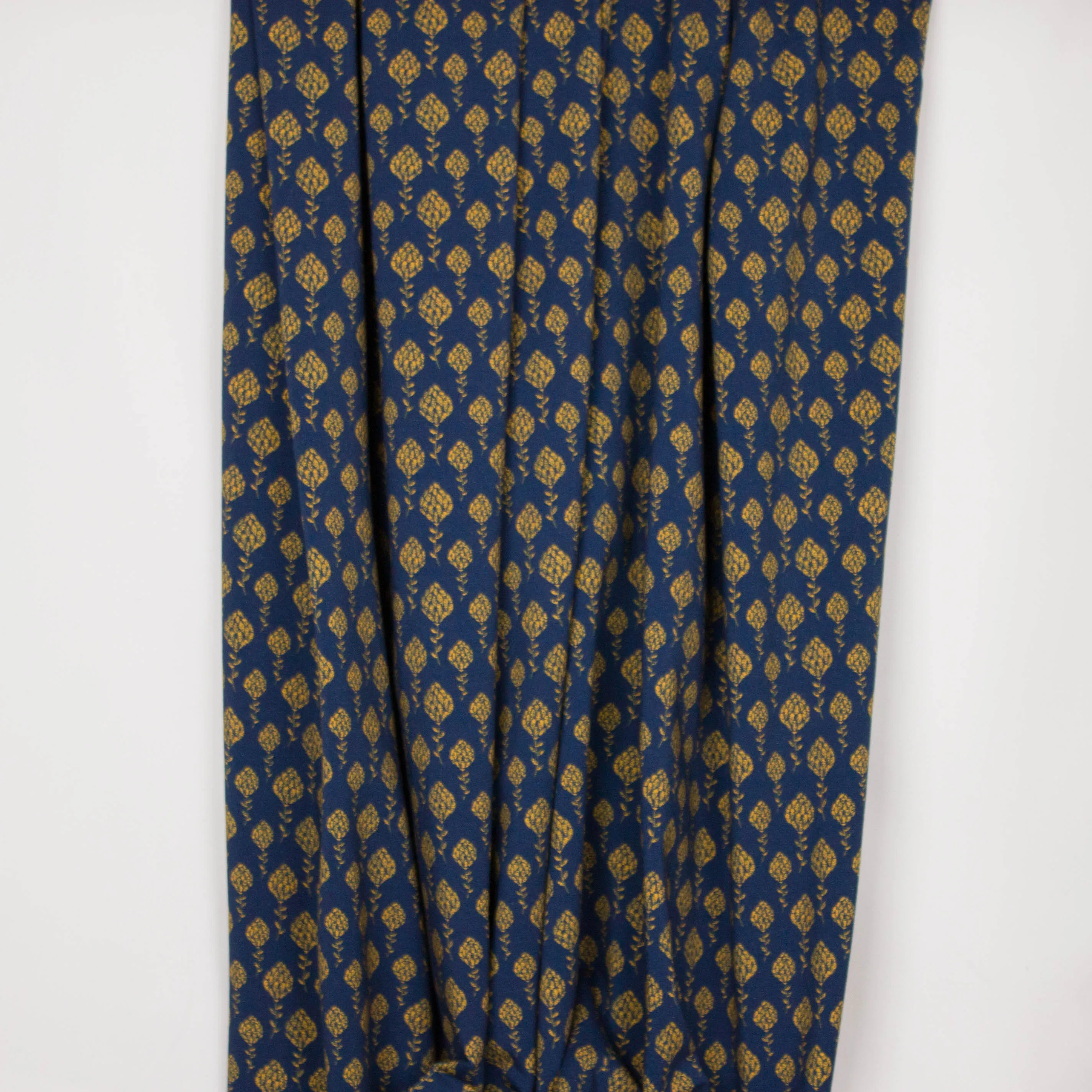 Donkerblauwe french terry met okerkleurige bloem