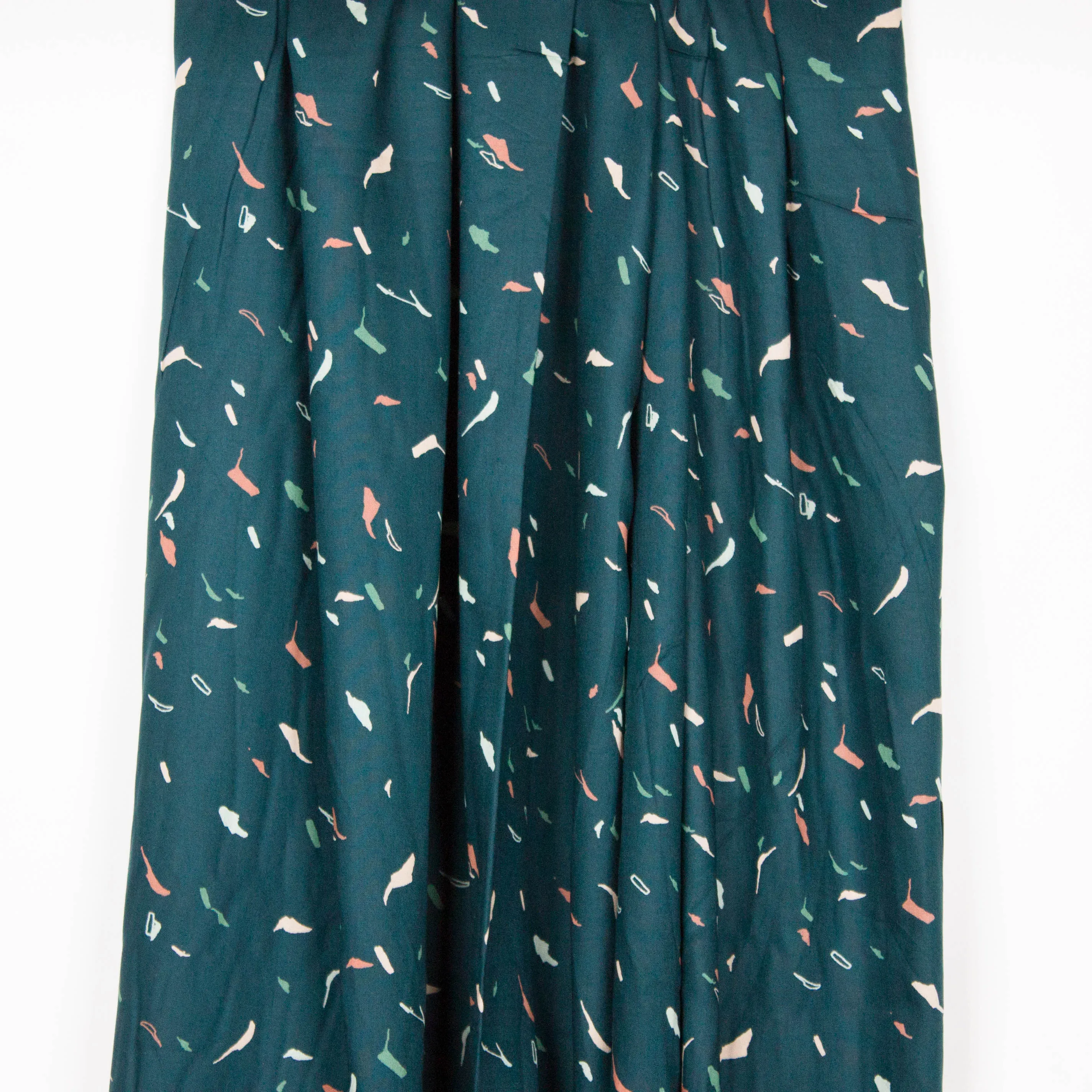 Petrolkleurige viscose met abstracte motiefjes  "Tabby green" van Atelier Brunette