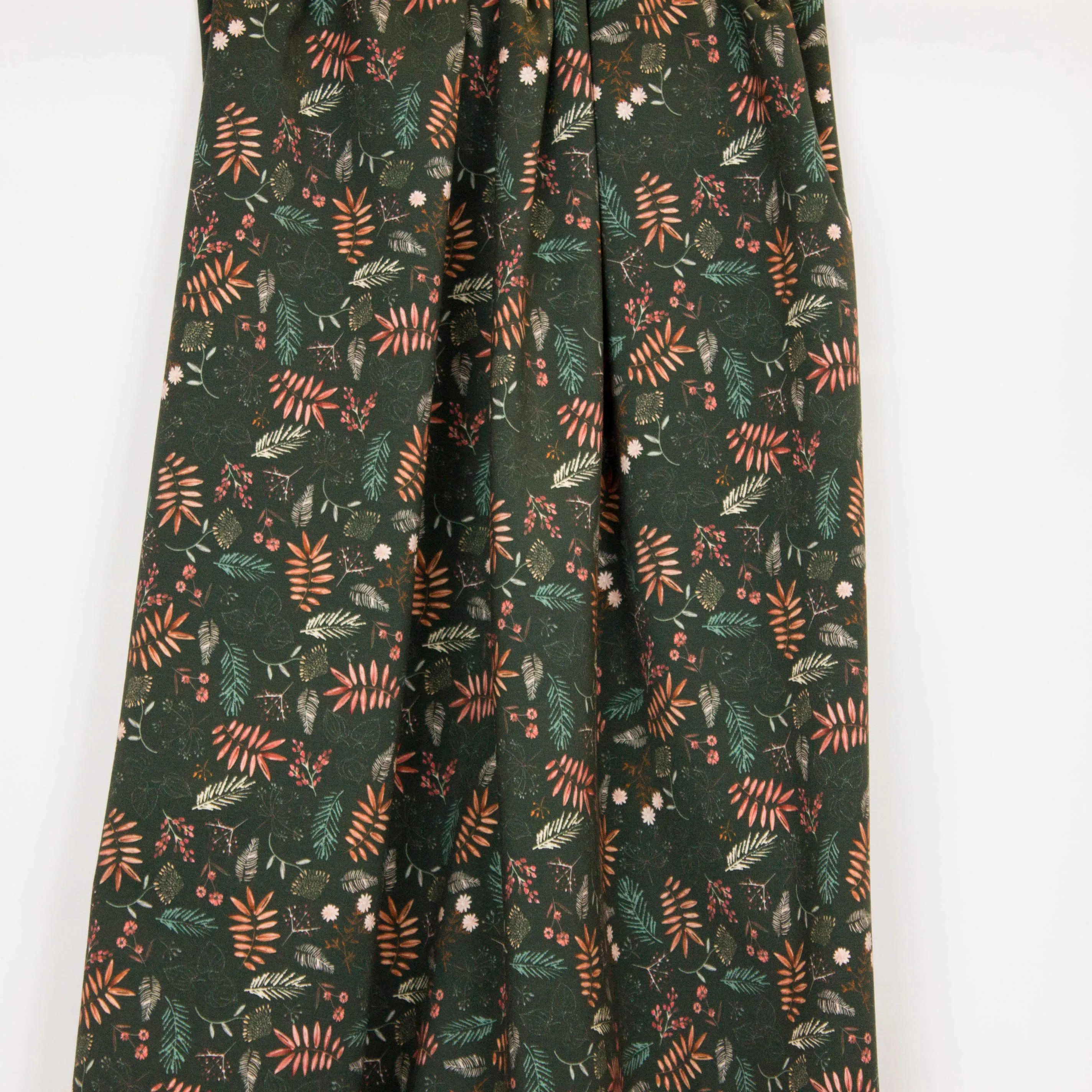 Groene tricot met blaadjes en takjes van "Family Fabrics"