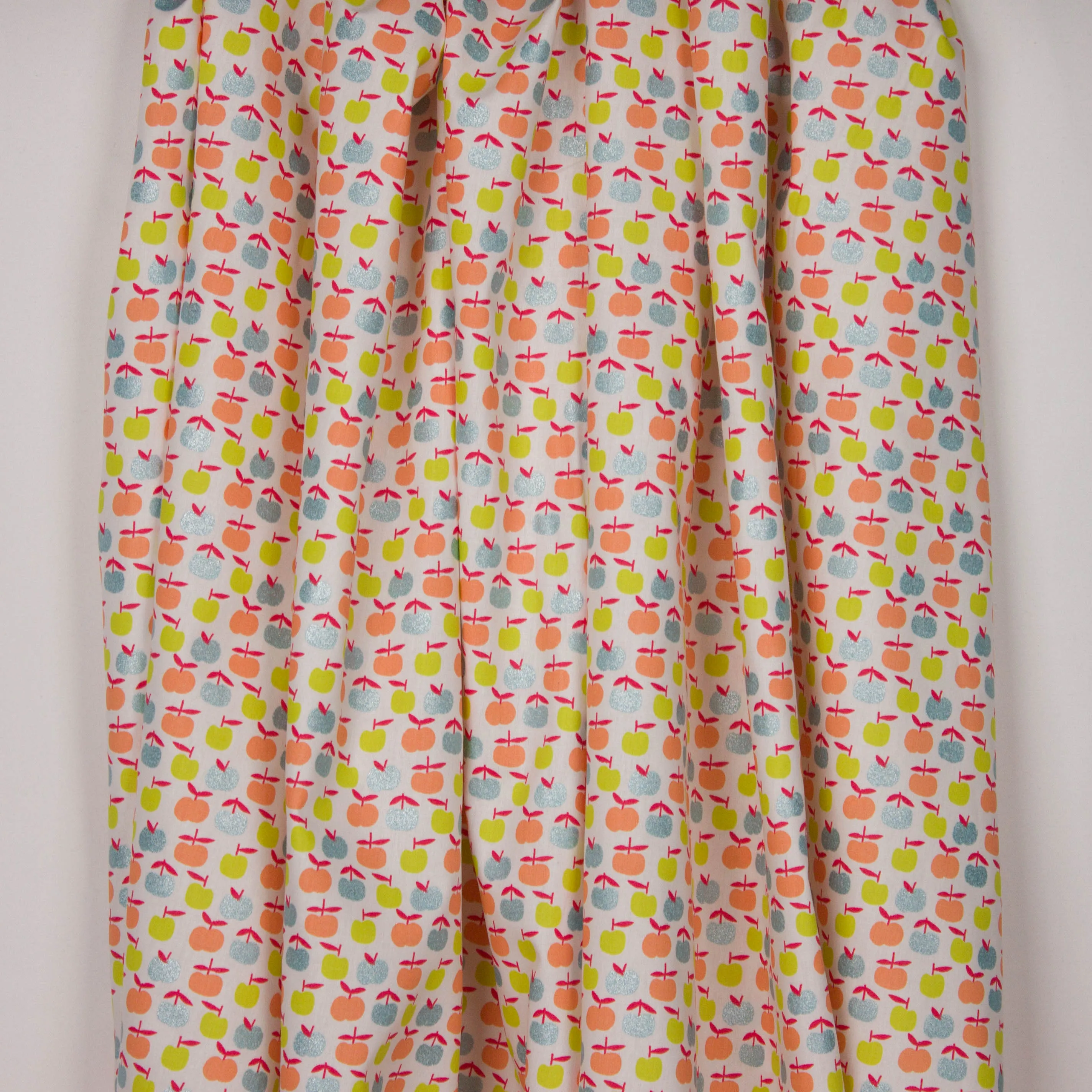 Wit katoentje met kleurrijke appelprint "Glitter Yummy Apple" van Poppy