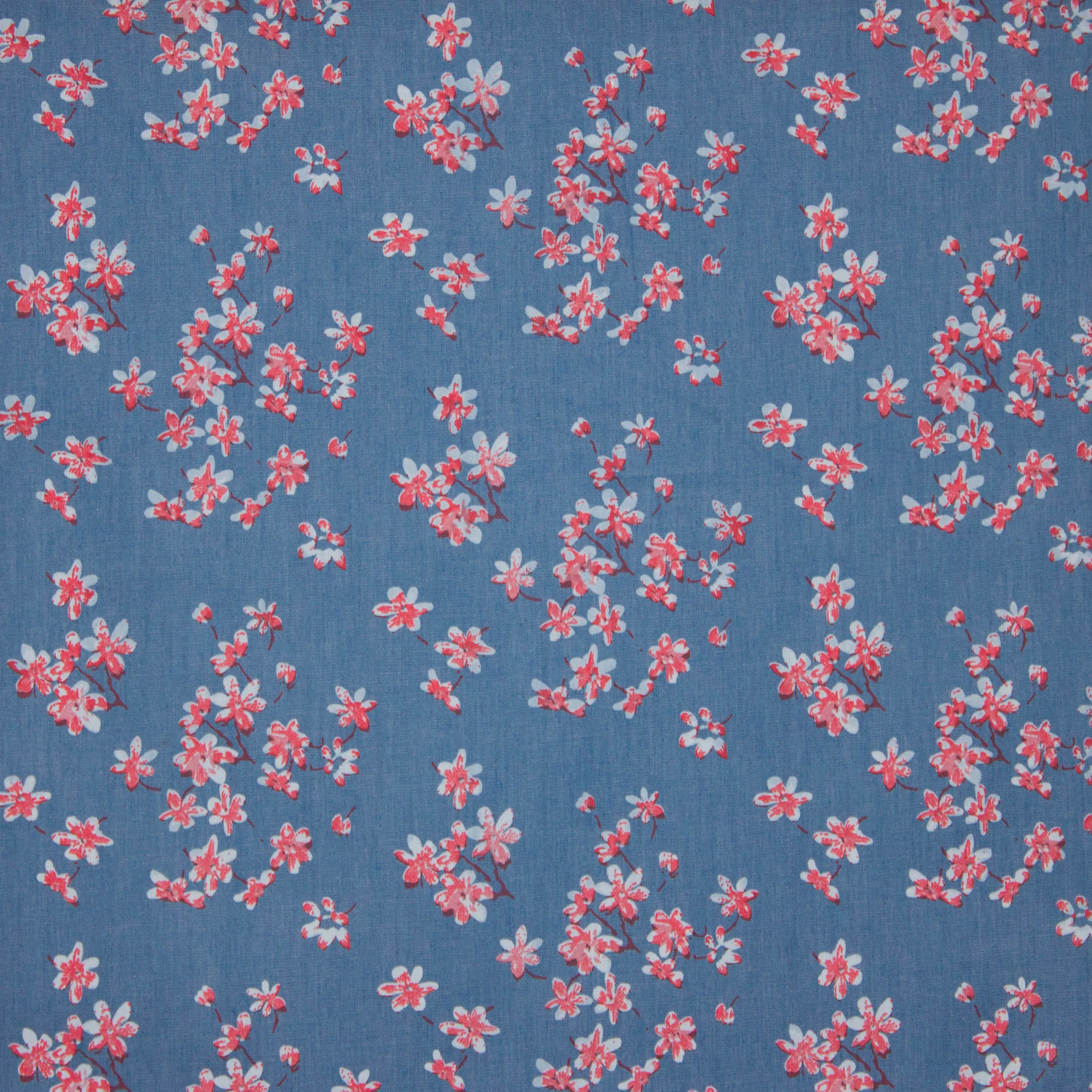 Blauwe katoenstof  'Jeans Flower' met licht rode bloemetjes