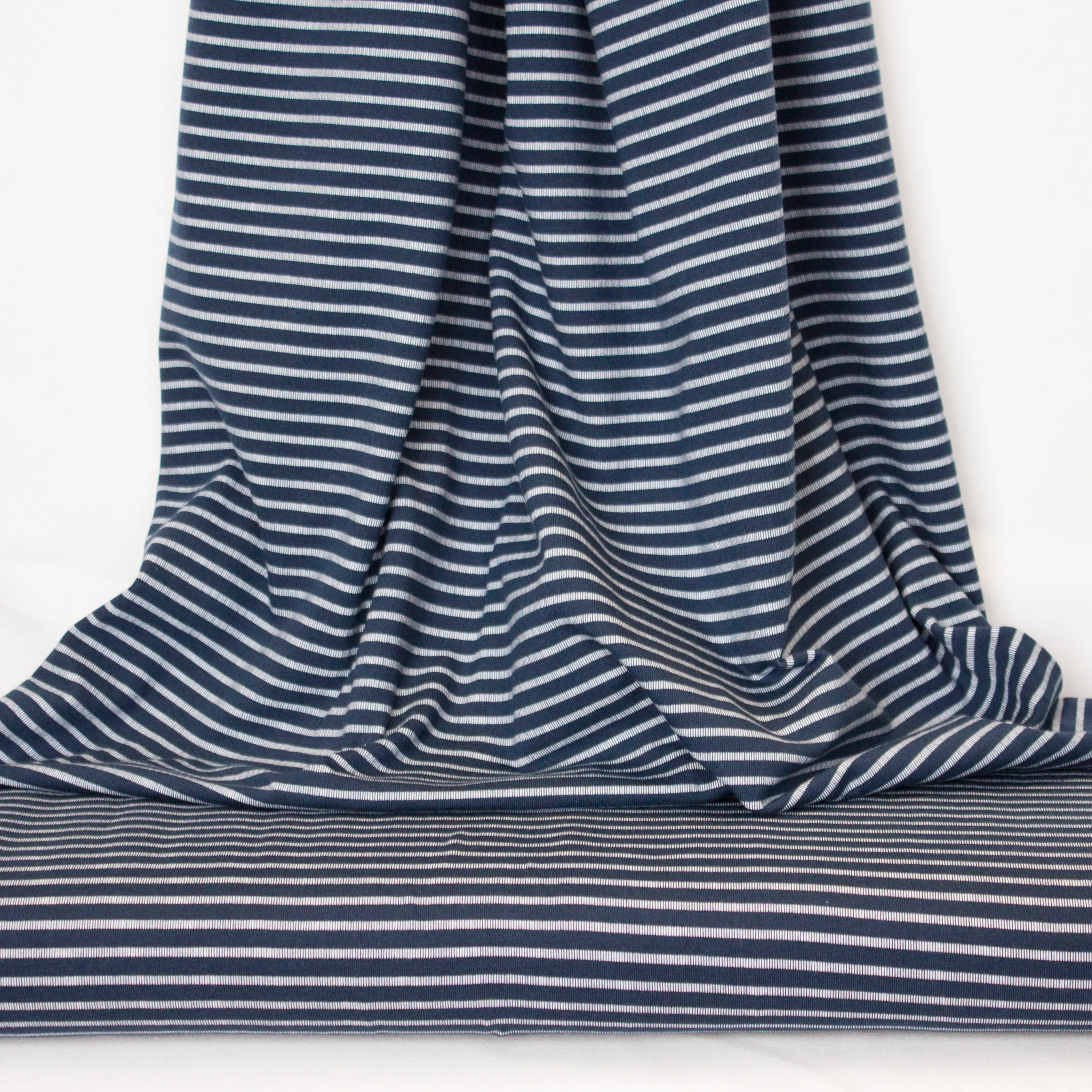 Donker blauwe tricot met witte strepen