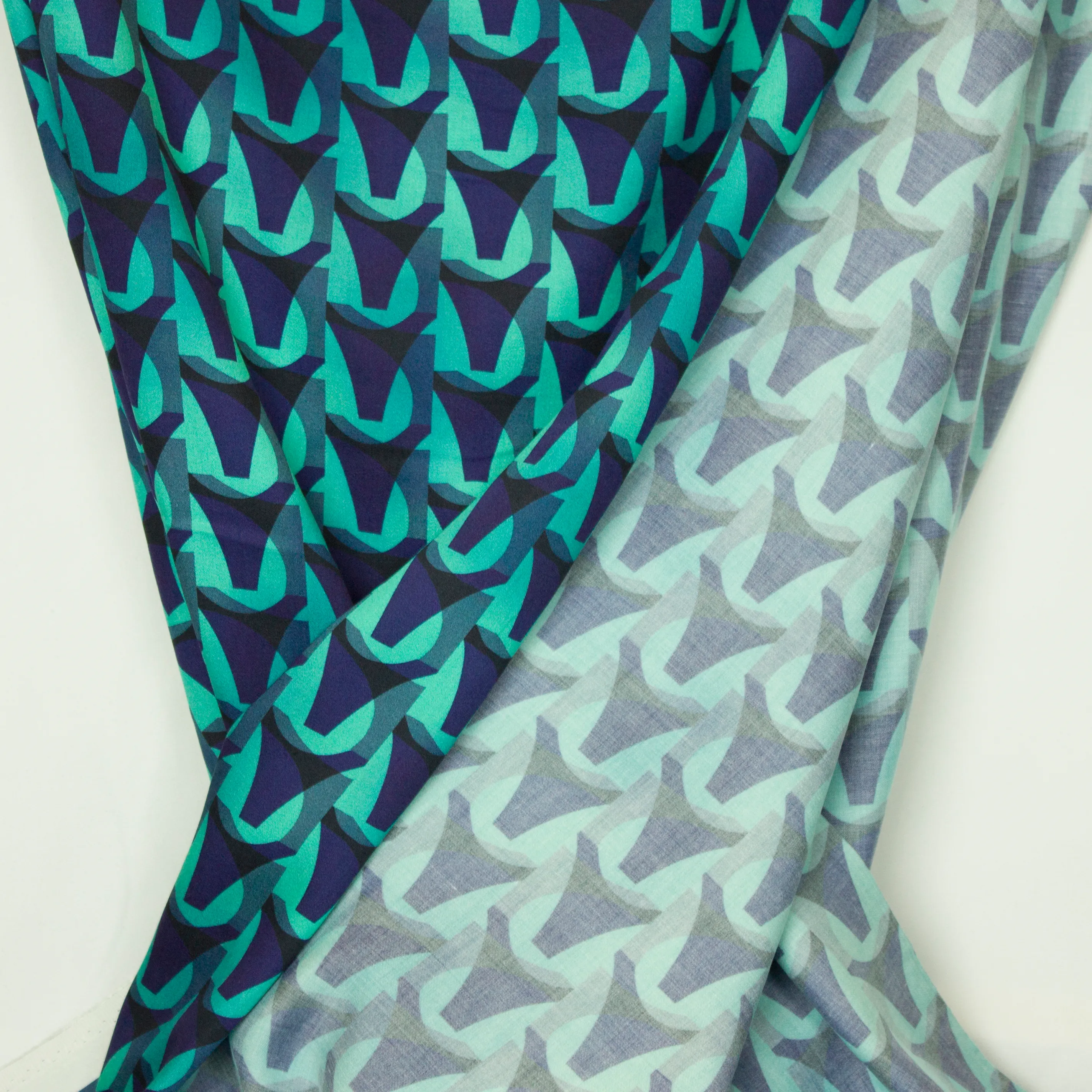 Viscose met turquoise en blauw abstract motief