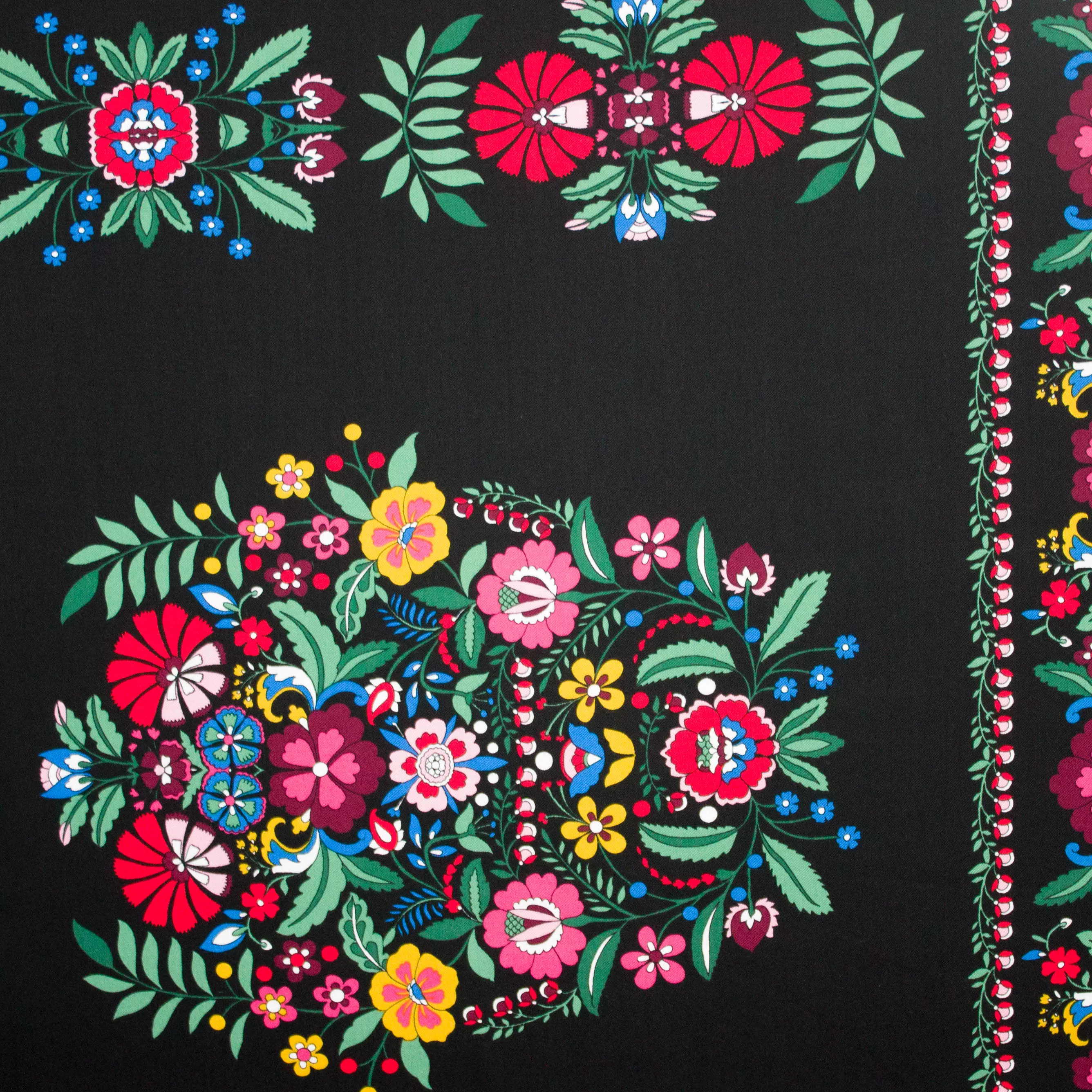 Zwarte viscose met groot bloemenmotief
