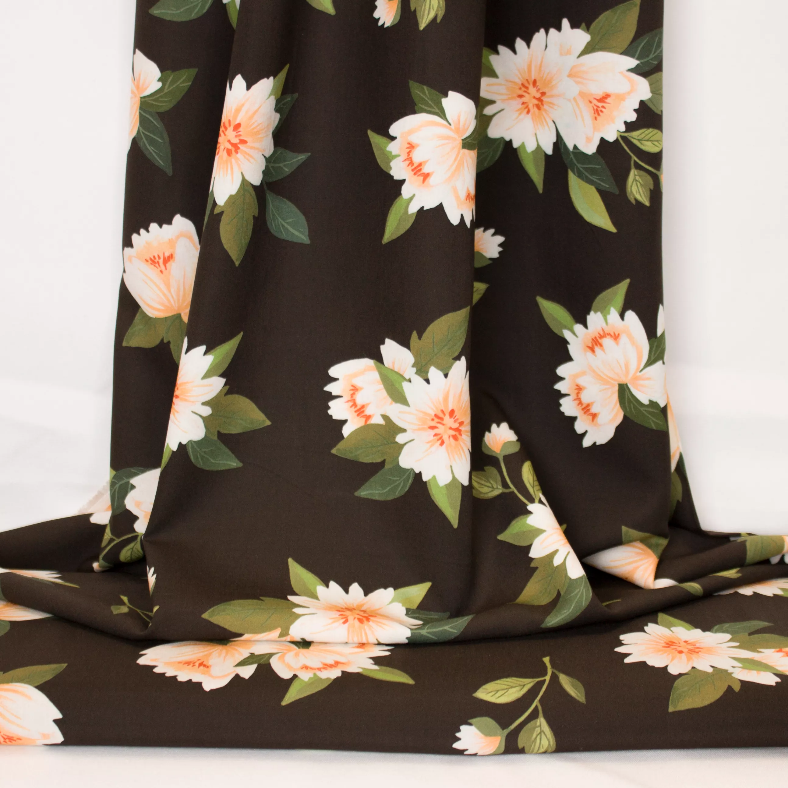 Zwarte viscose met bloemen