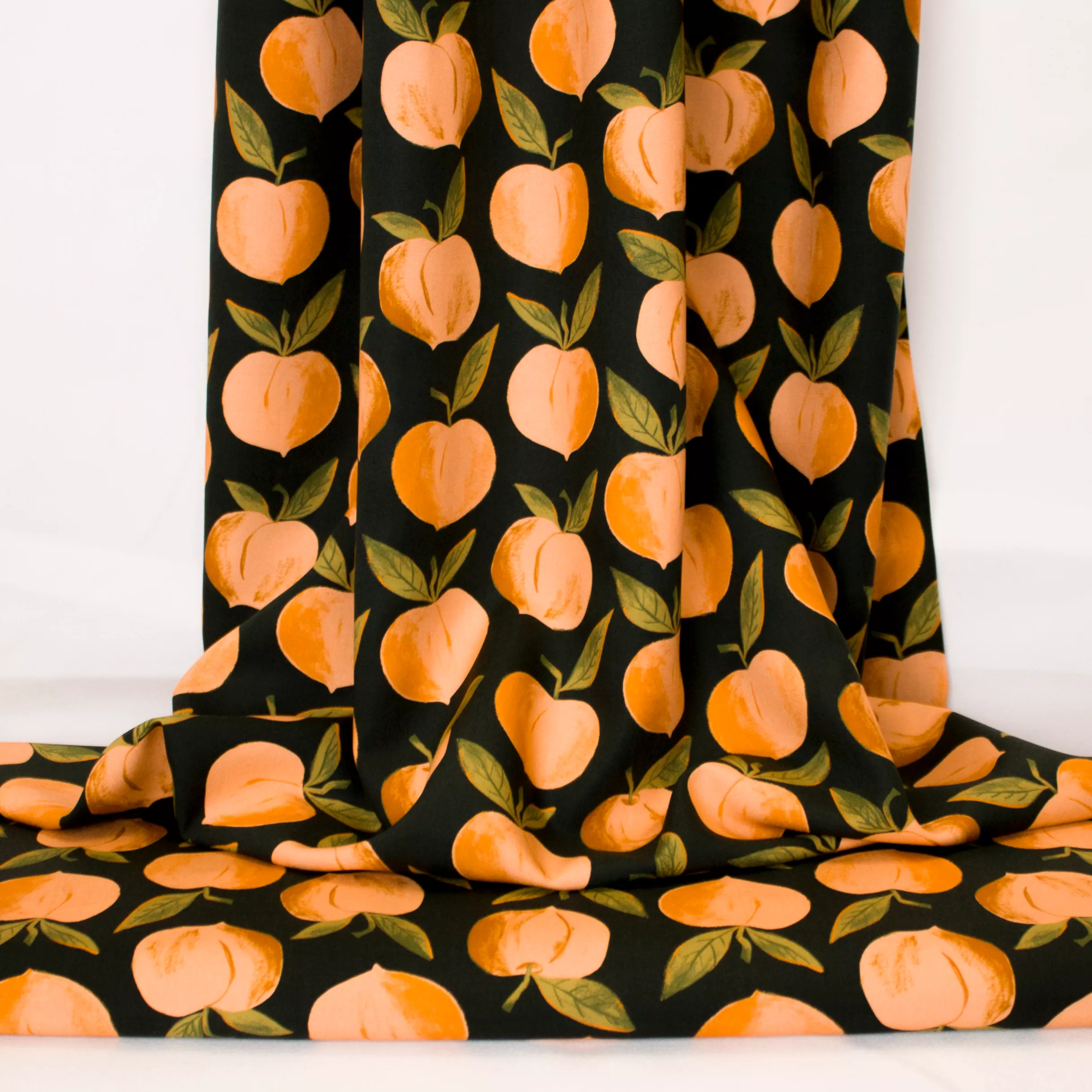 Zwarte viscose met perziken