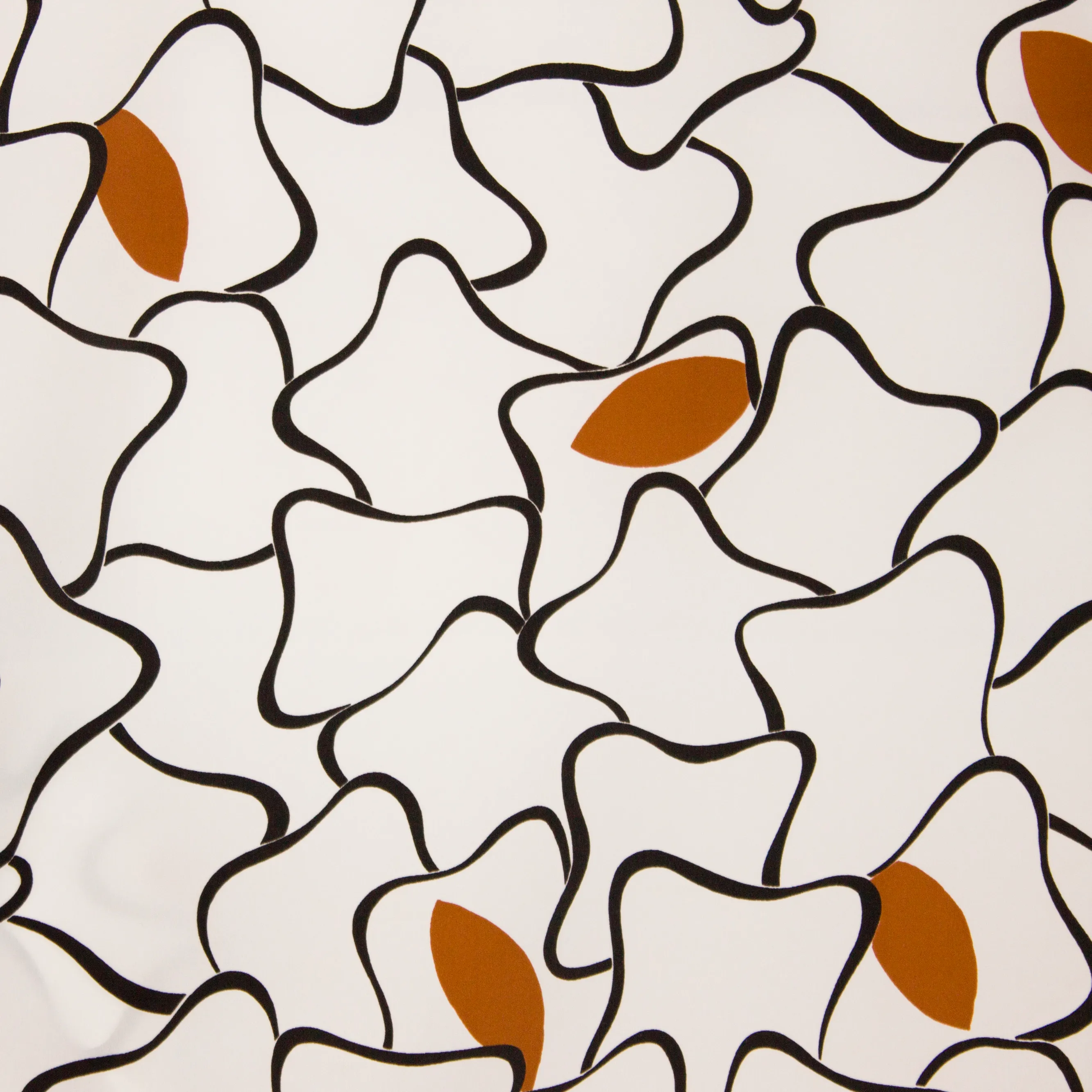 Witte polyester met zwart en bruin motief