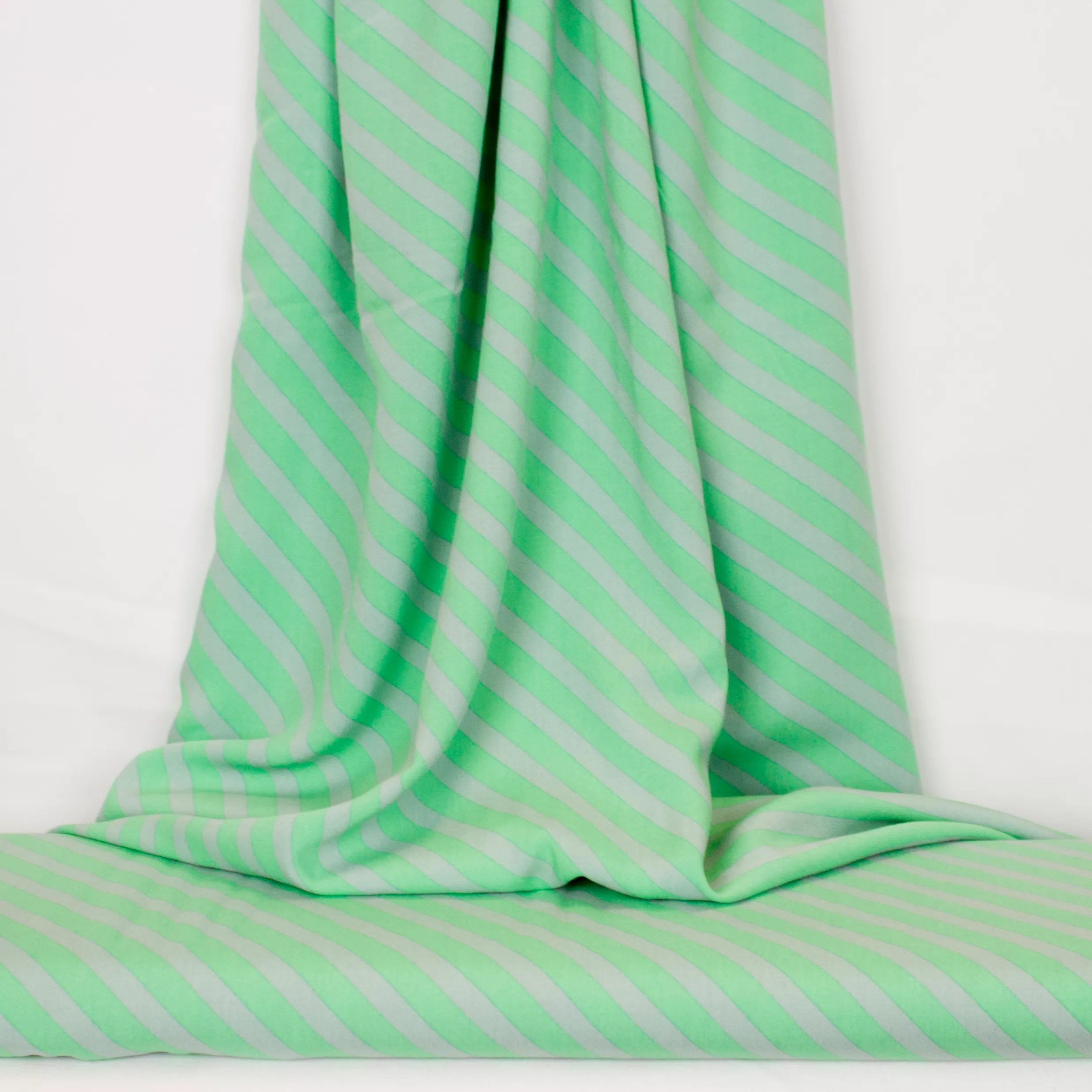 Munt grijs gestreepte viscose van About Blue