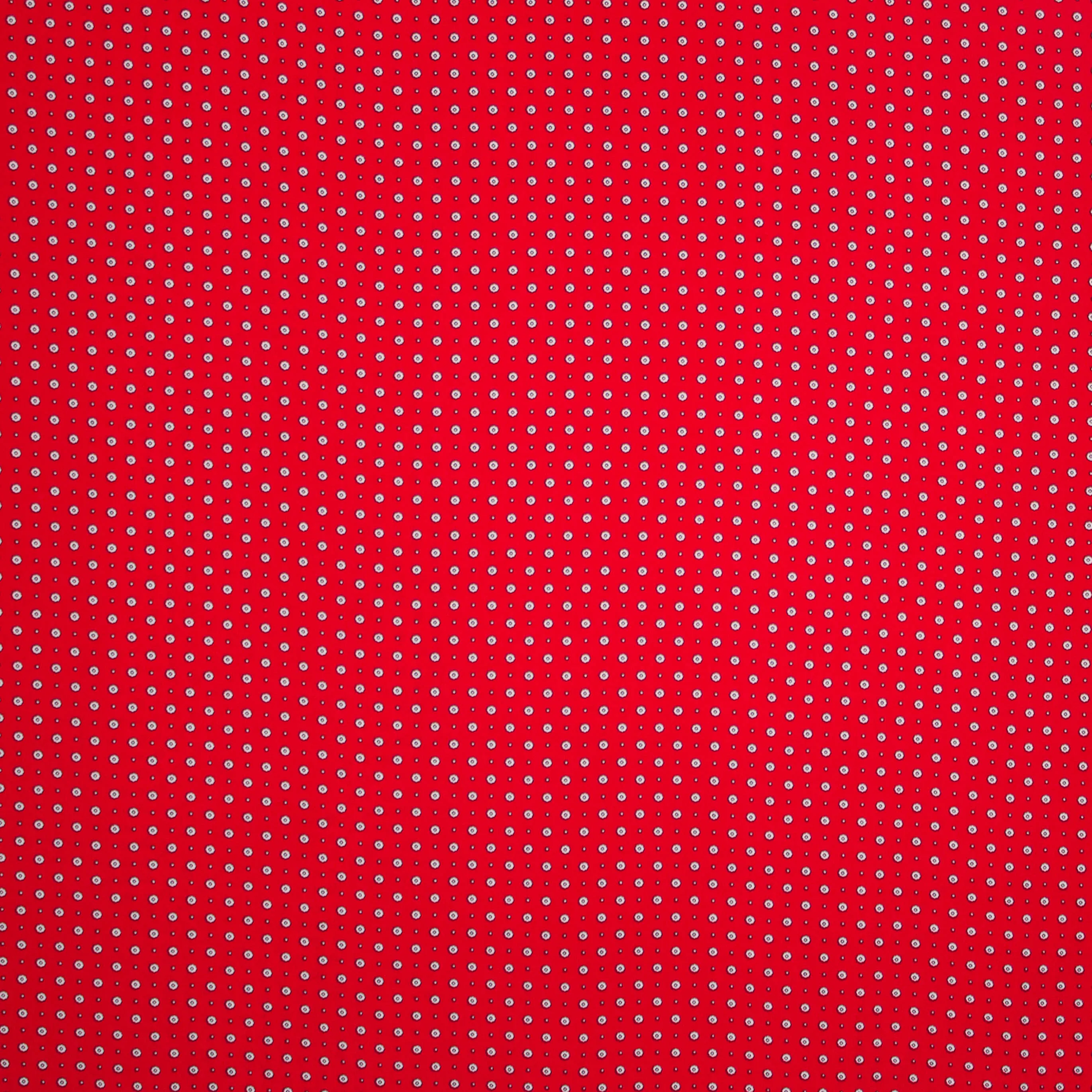 Rode polyester met zwarte bloemetjes