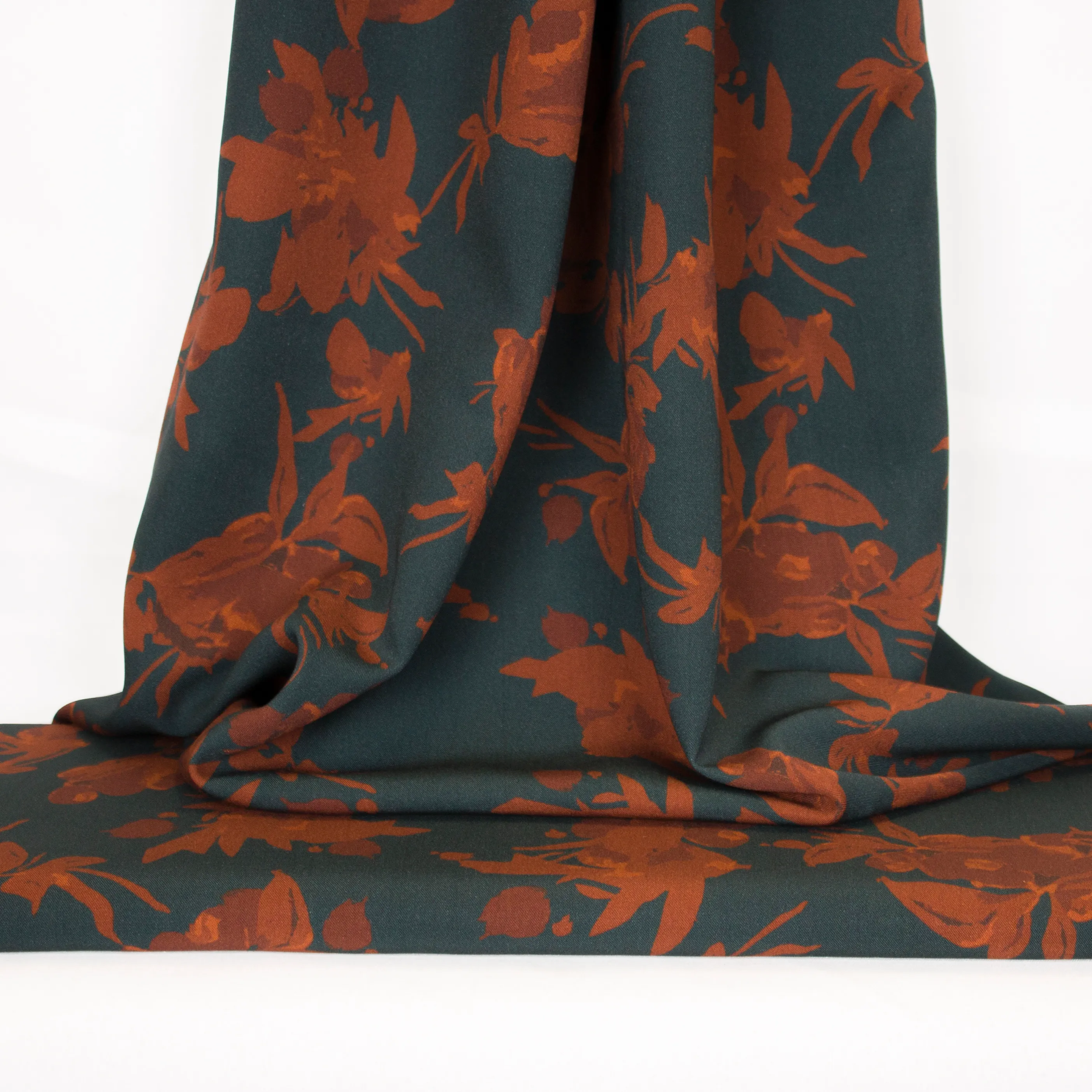 Zwarte viscose met bloemen van Mind The Maker