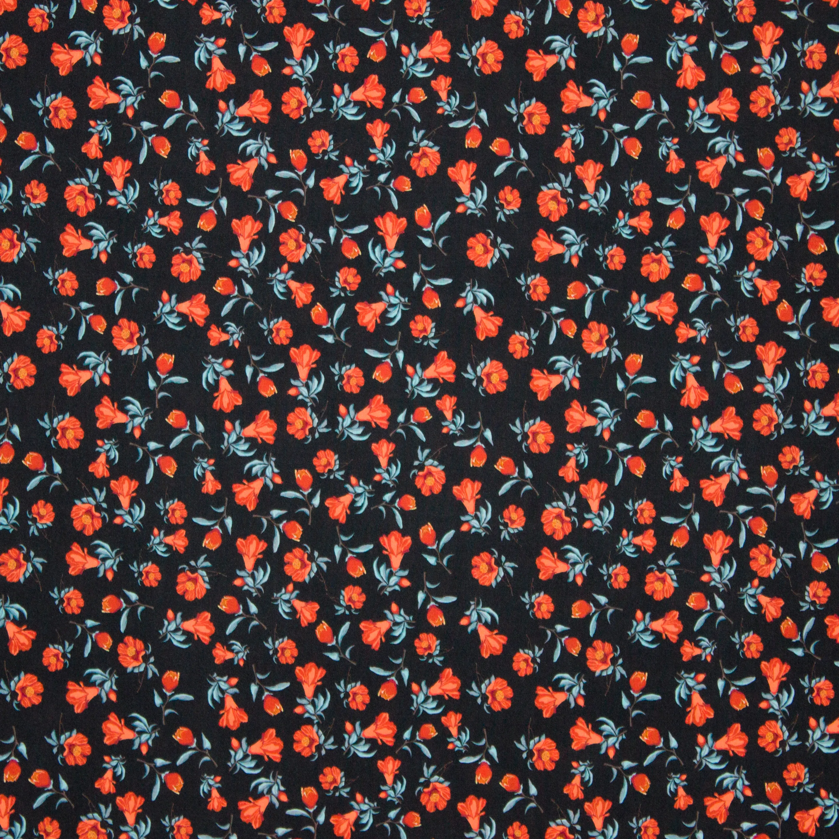 Zwarte viscose met rode bloemen
