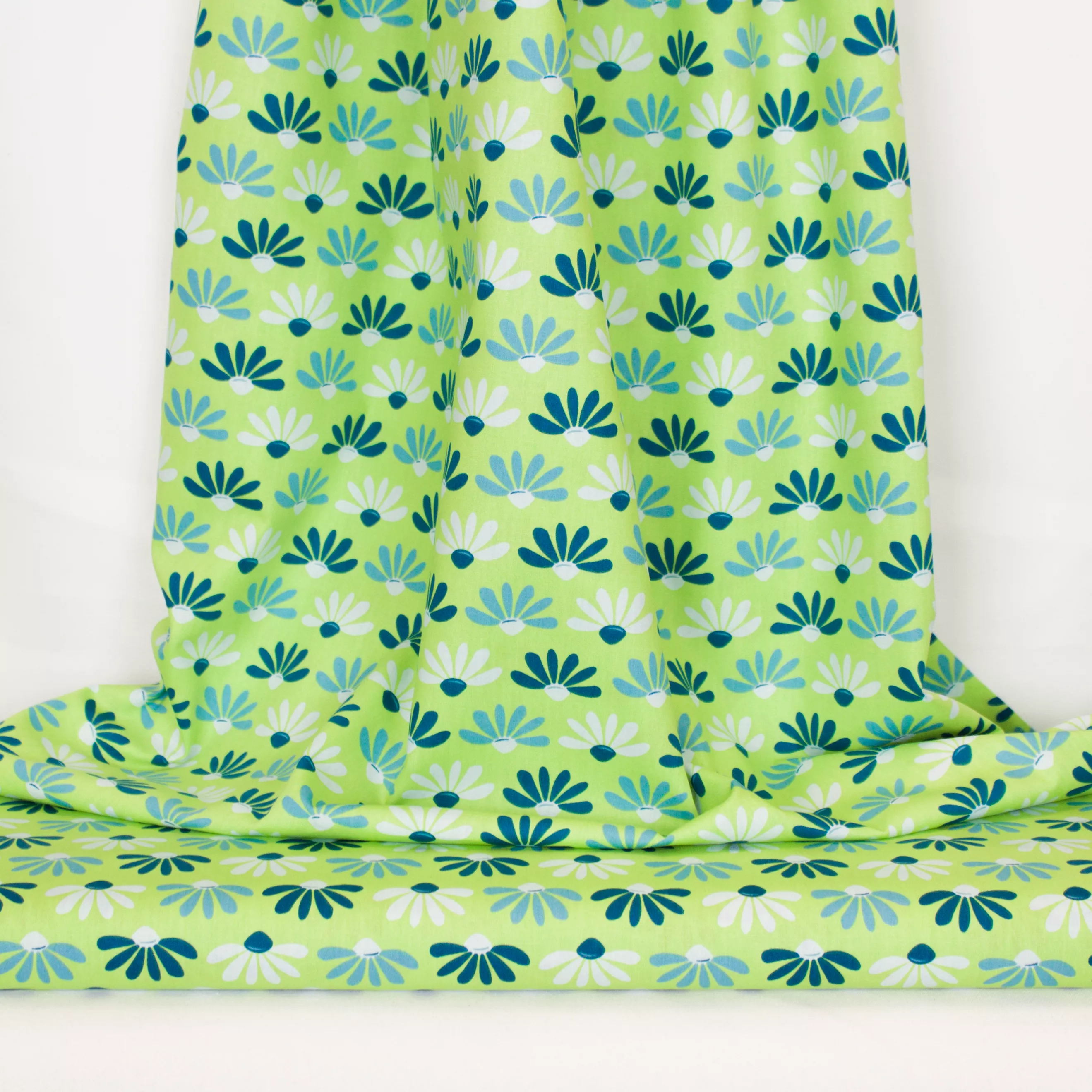 Groene katoen met kamille bloemen