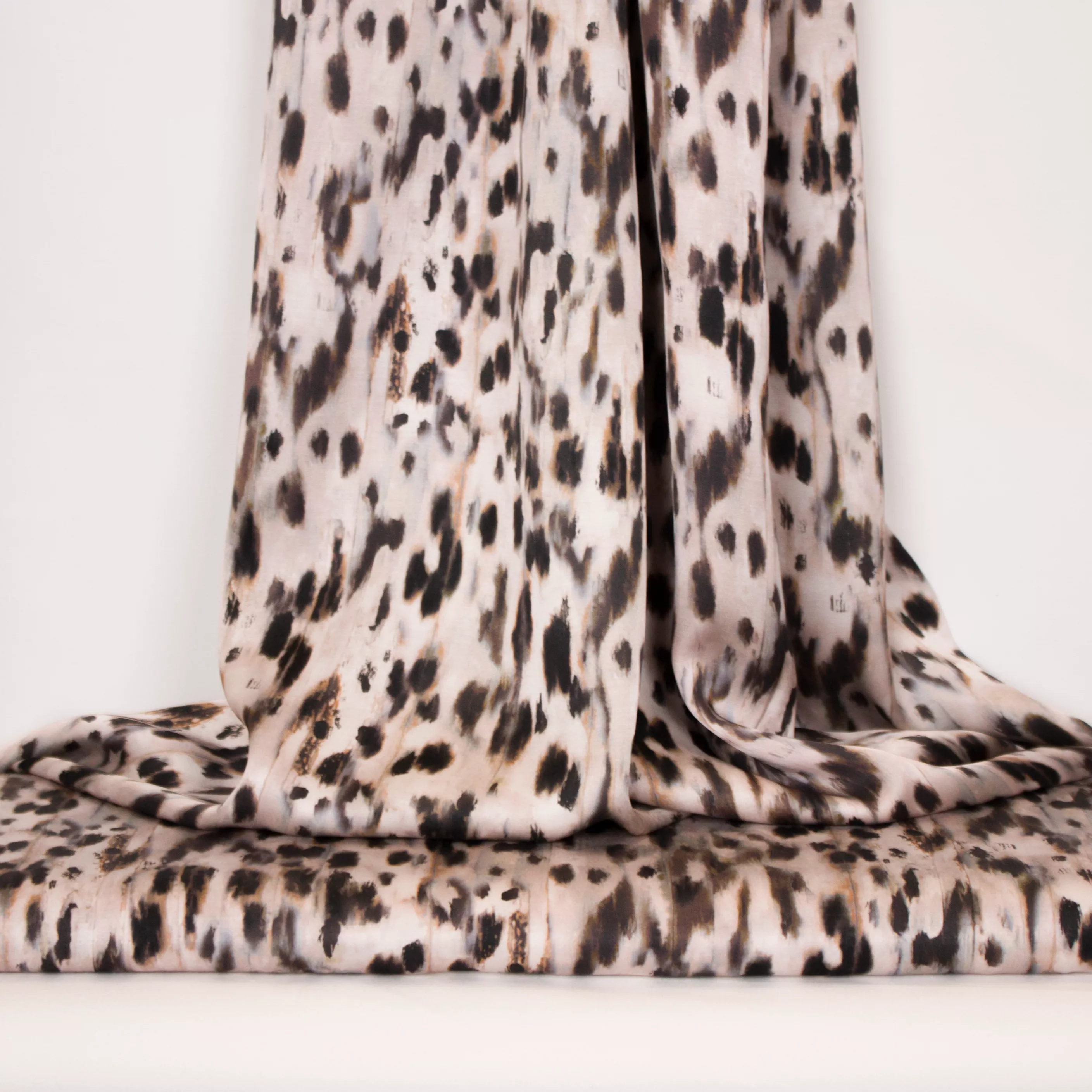Licht roze viscose met uitgesmeerde luipaardprint van La Maison Victor