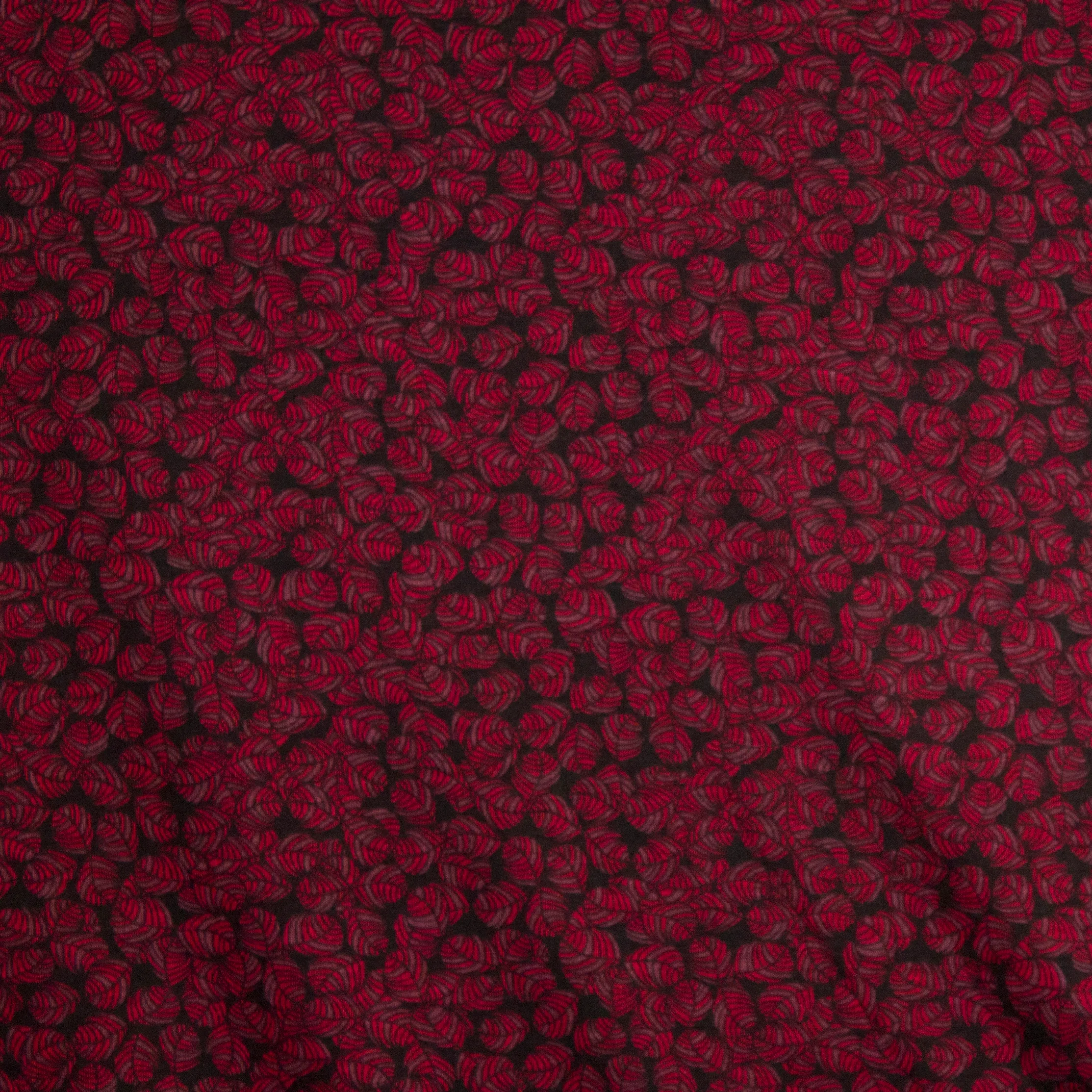 Zwarte polyester viscose met bordeaux blaadjes