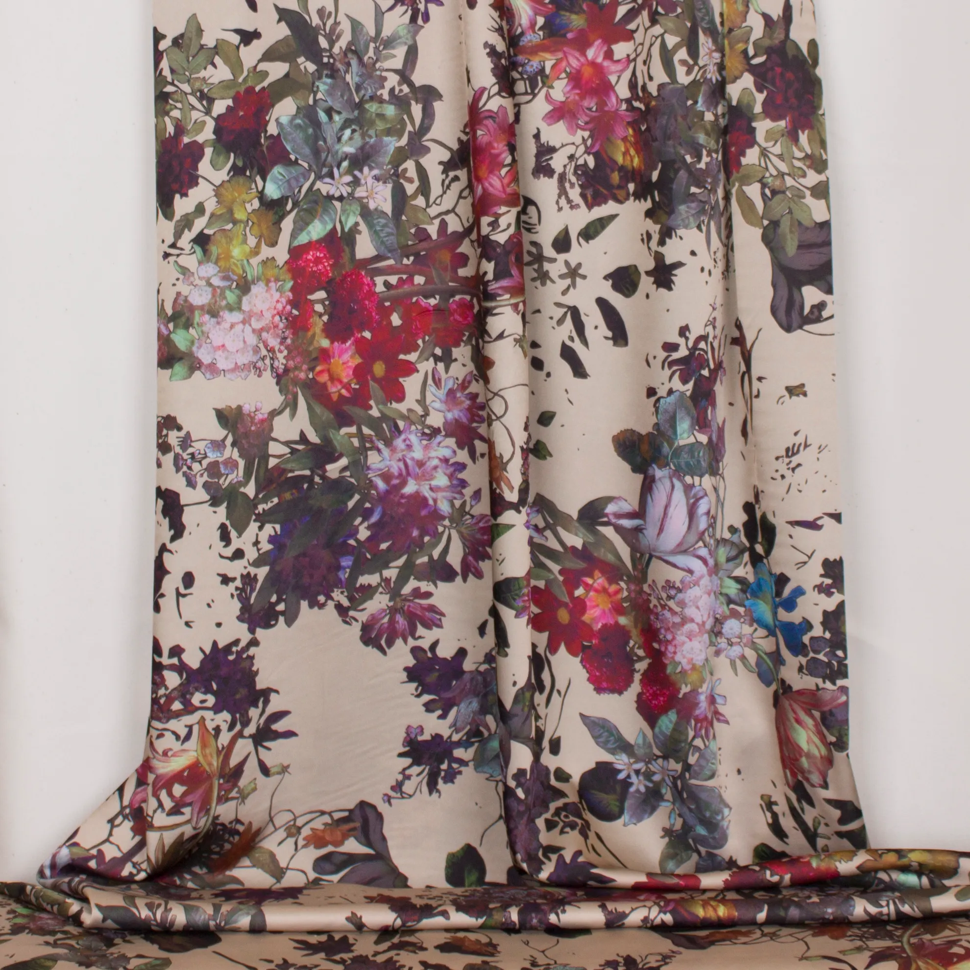 Nude licht rekbare polyester met multicolor bloemenmotief van 'Miss Doodle'