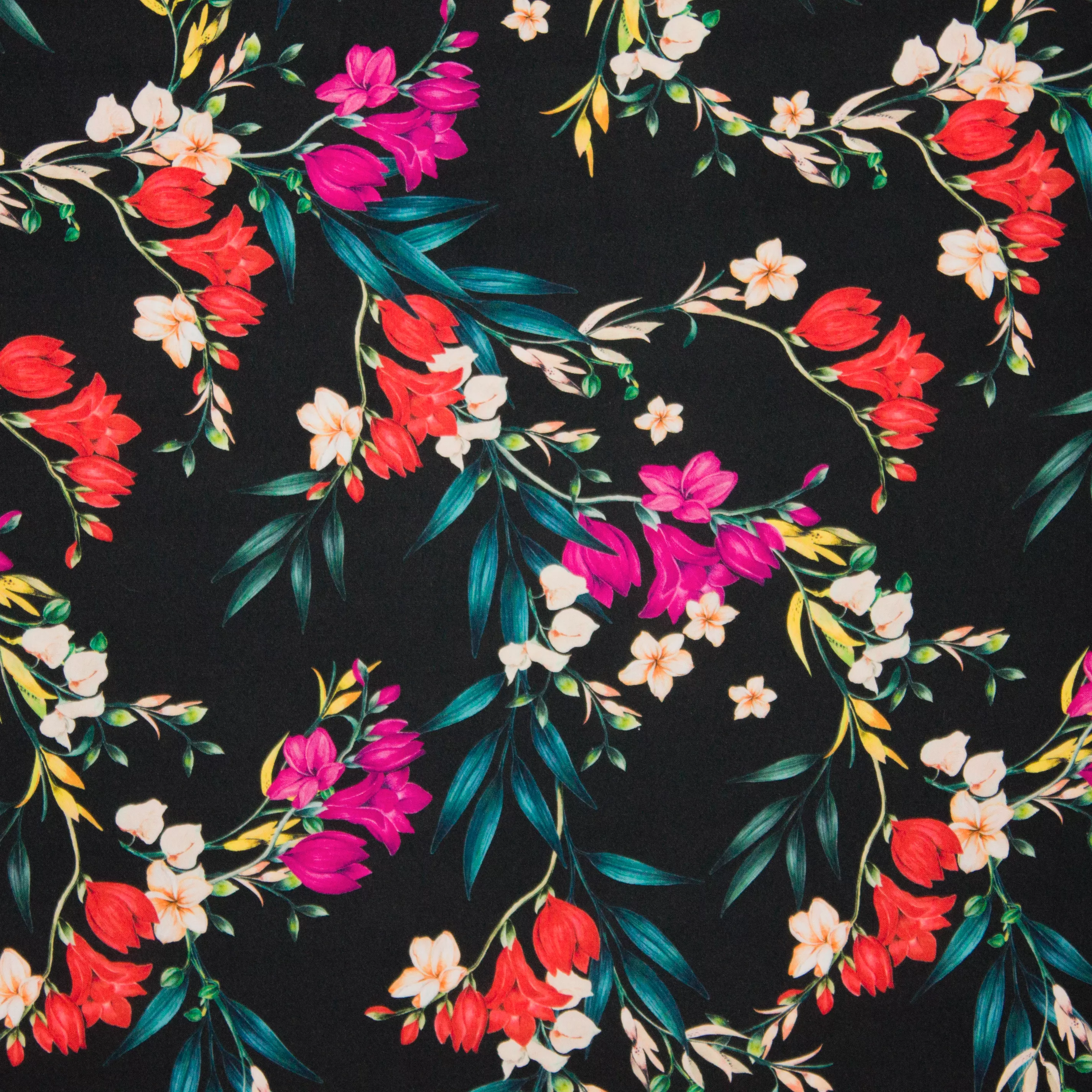 Zwarte viscose met bloemen