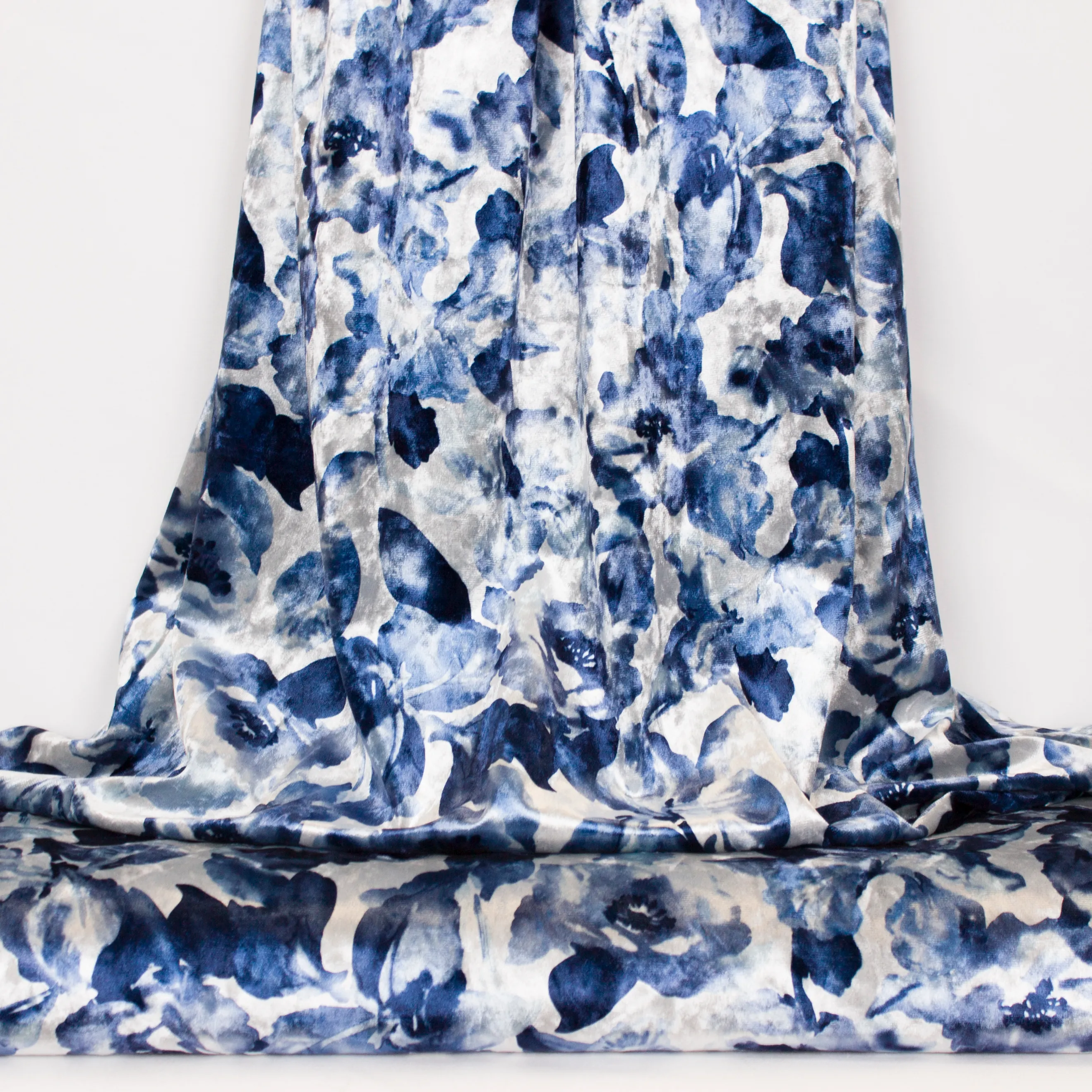 Witte fluweel polyester met blauwe bloemen