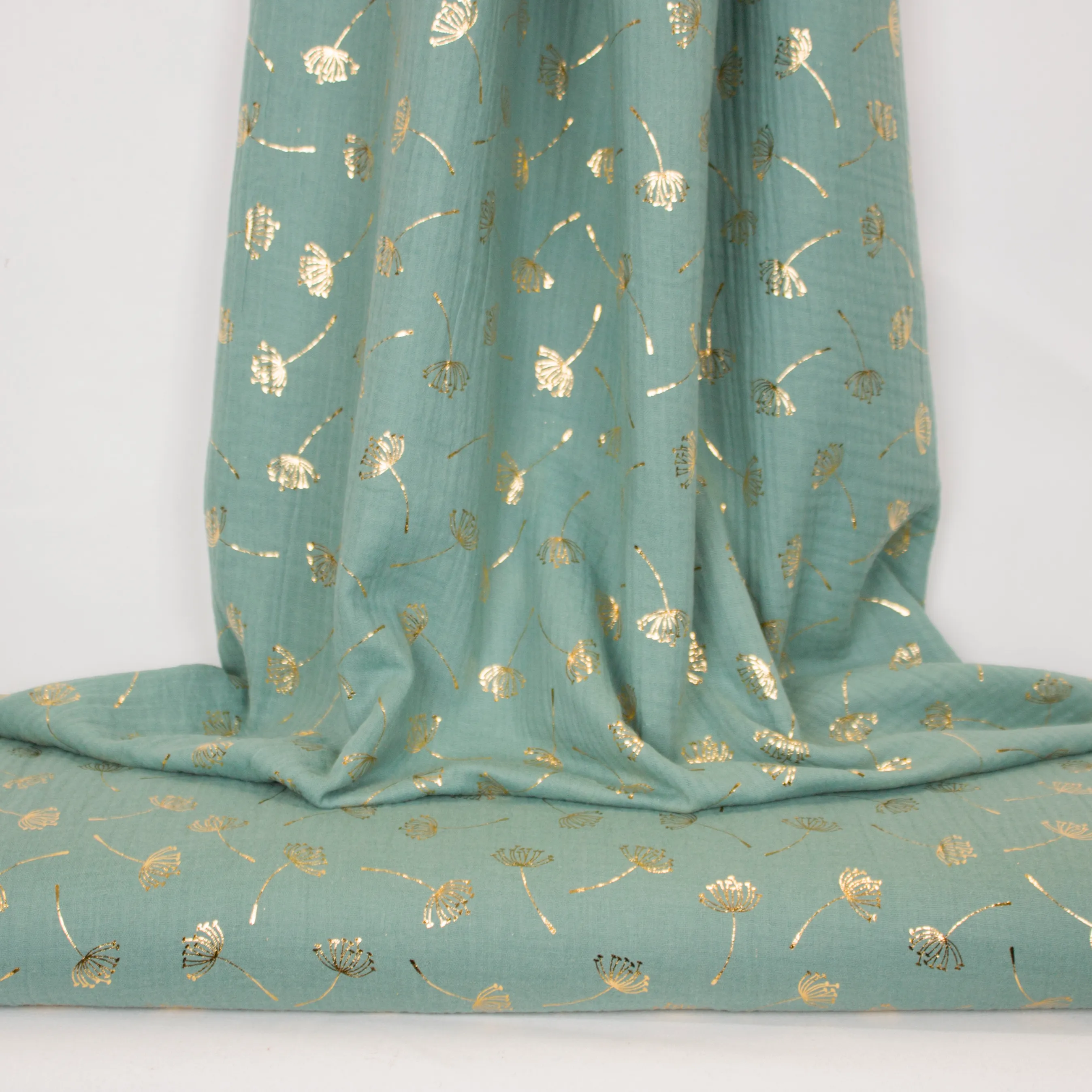 Turquoise double gauze met gouden bloemen