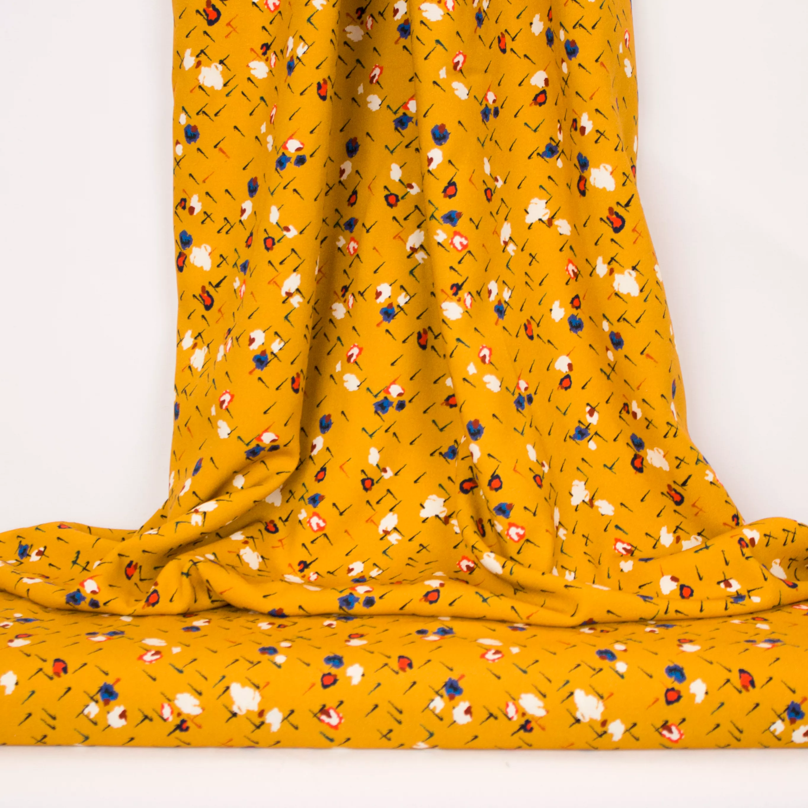 Oker viscose met streepjes en vlekken van Fibre Mood