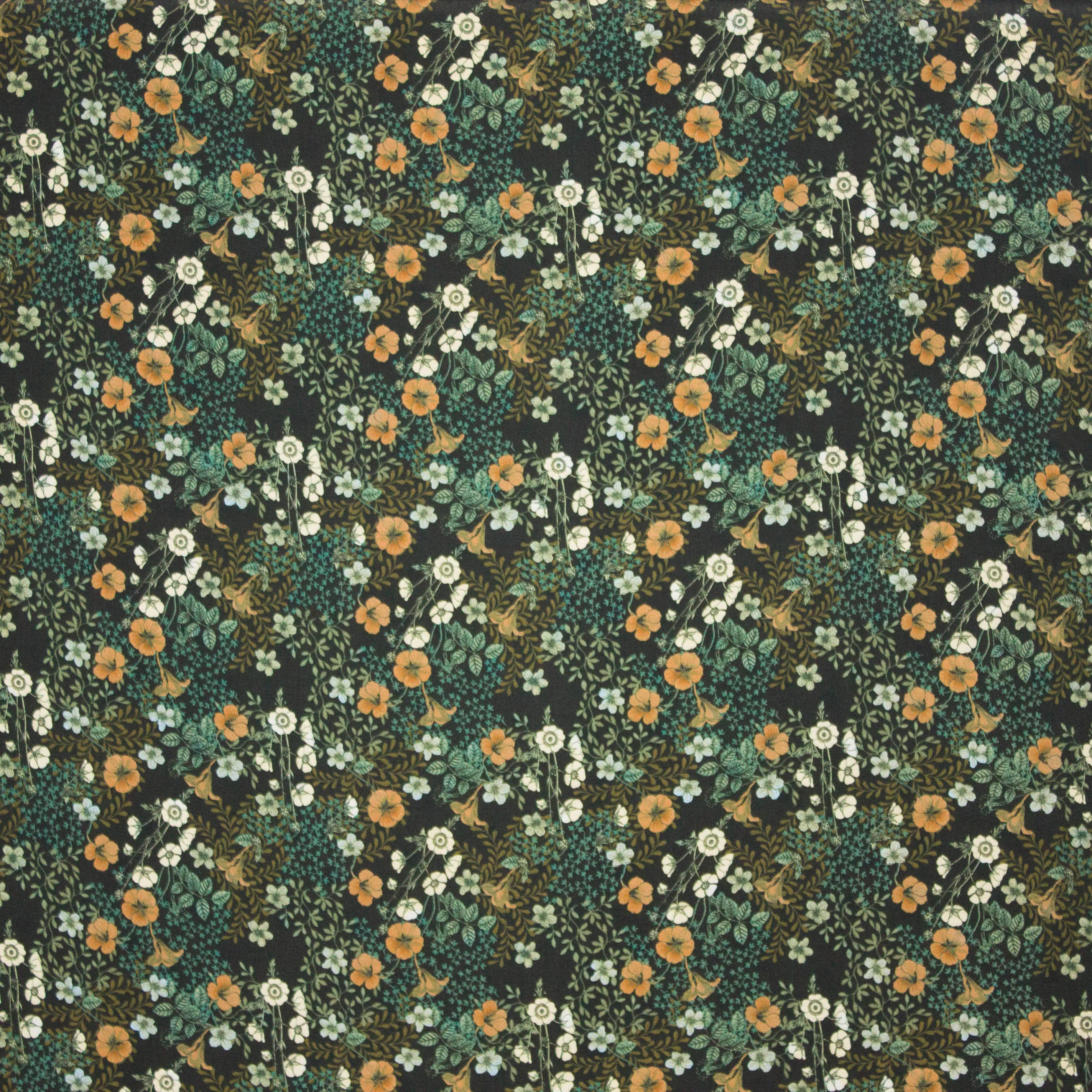Italiaanse viscose met bloemen op zwarte achtergrond