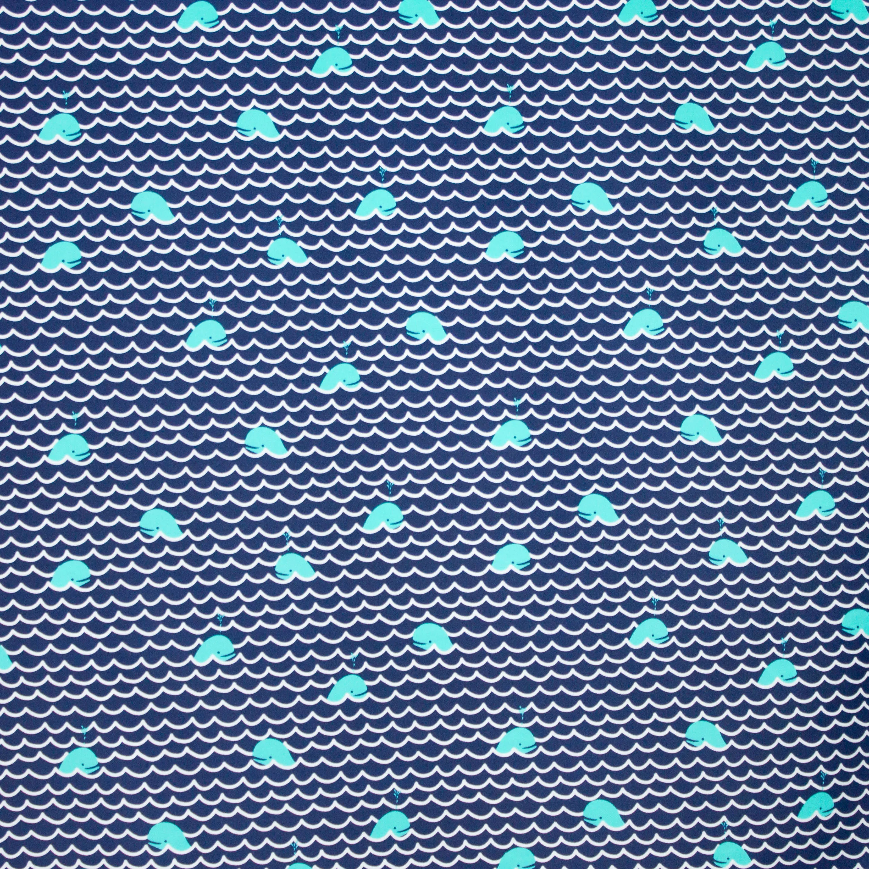 Donkerblauwe badpakkenstof met dessin van walvissen en golven