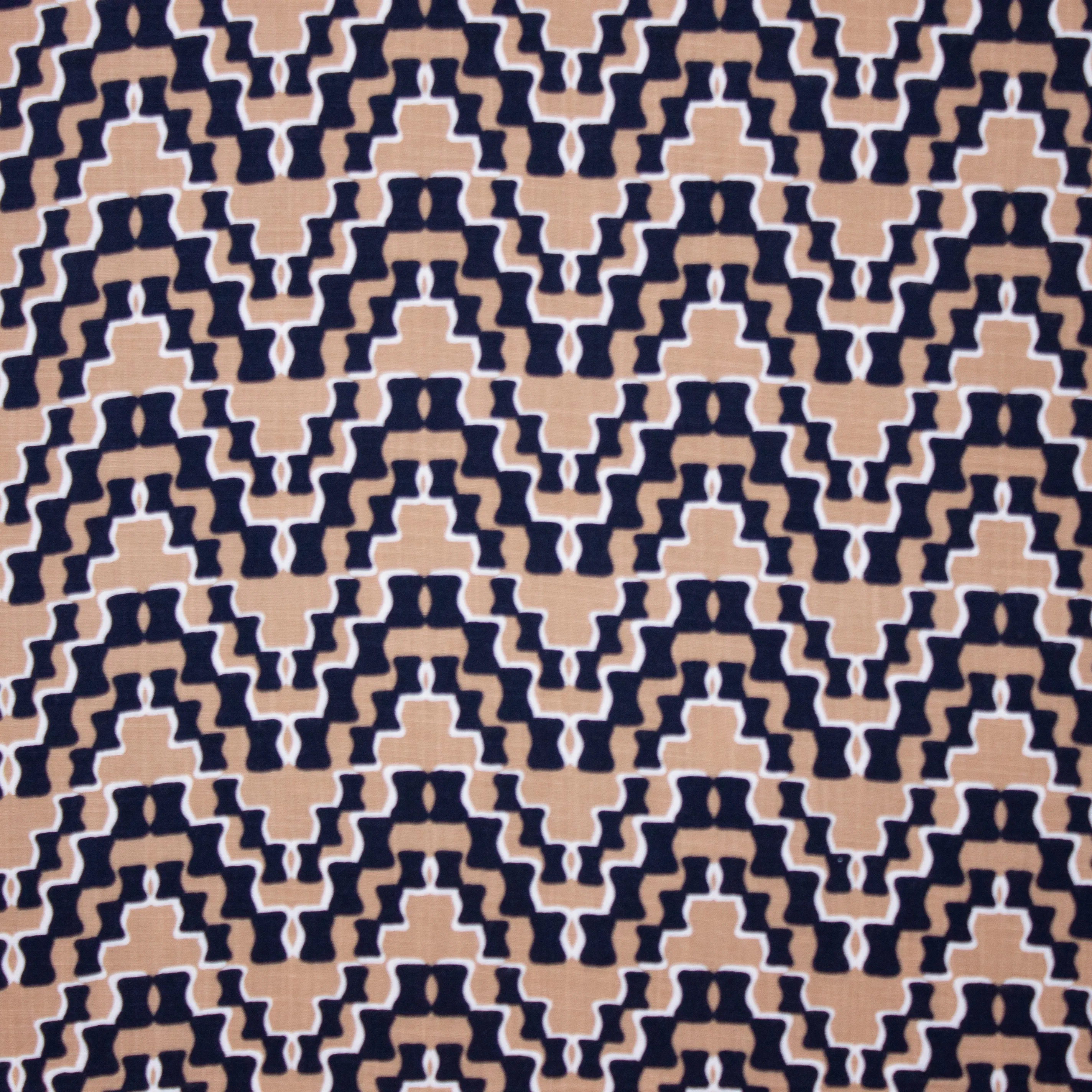 Bruine viscose met zwart patroon met linnen structuur