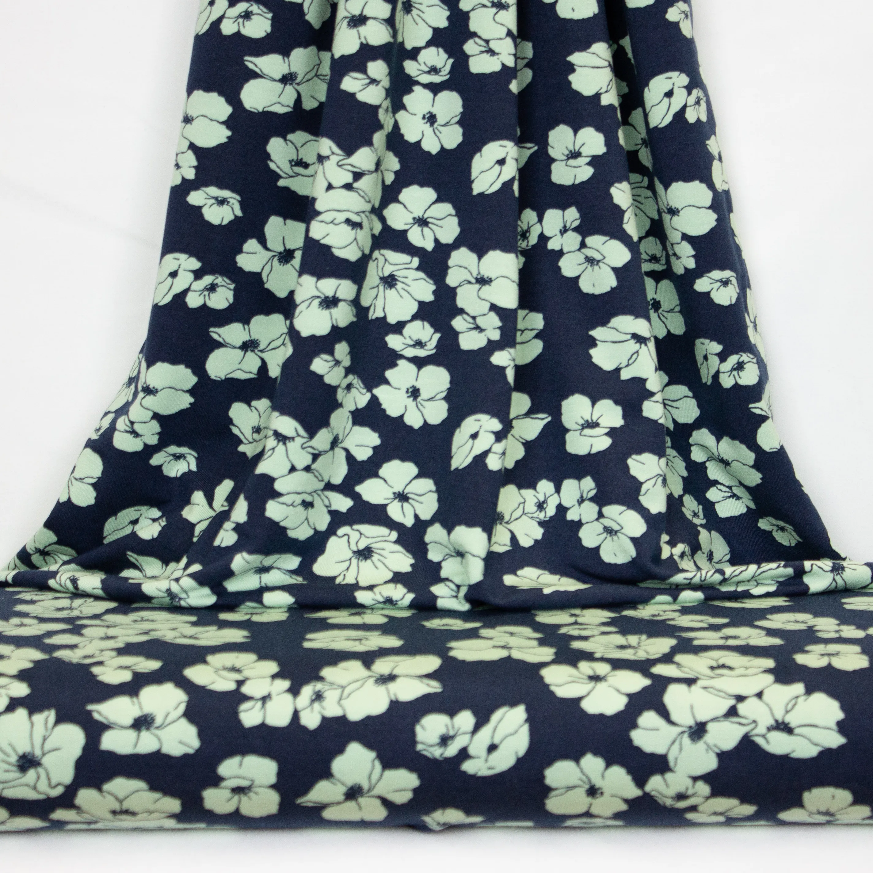 Donkerblauwe viscose modal tricot met groene bloemen van Poppy