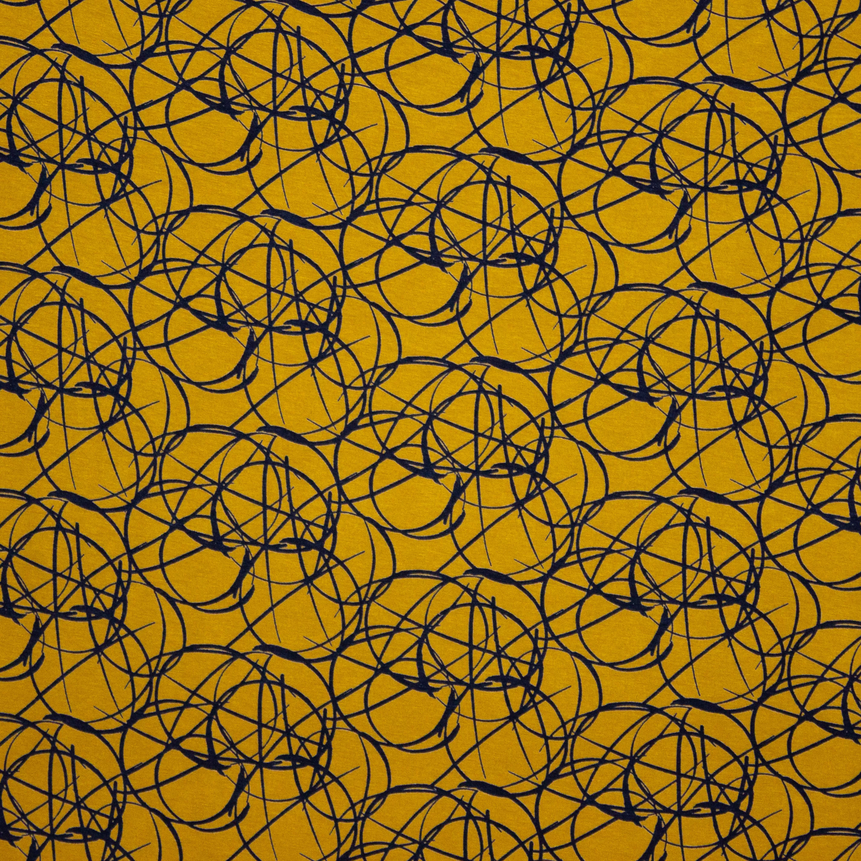Oker viscose tricot met zwart abstract motief