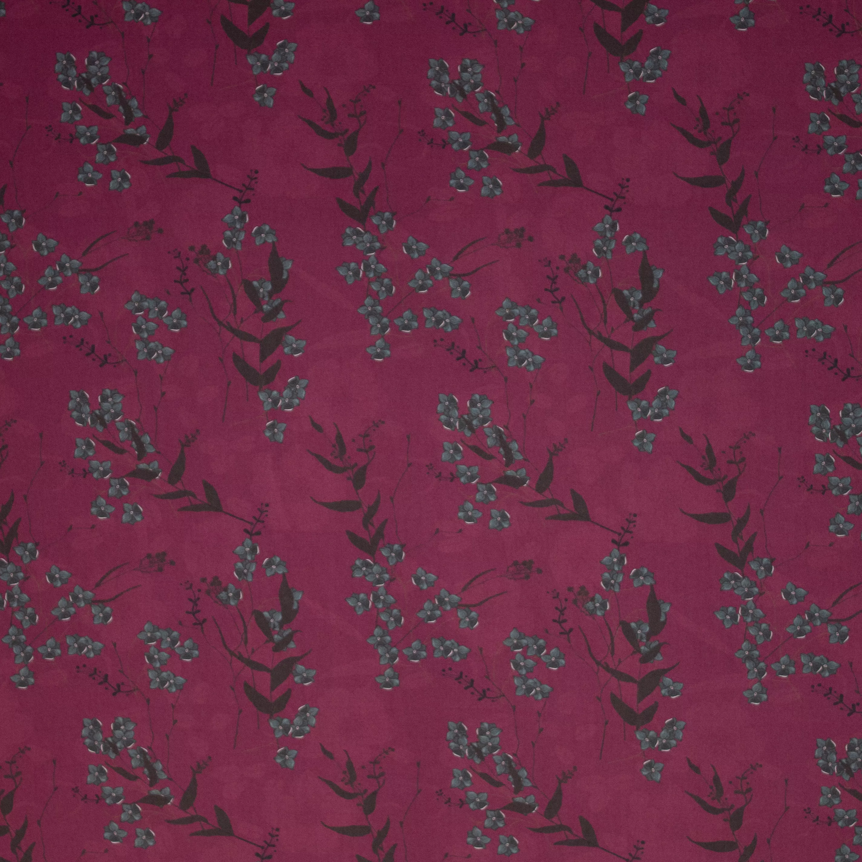 Donkerroze viscose met bloemen