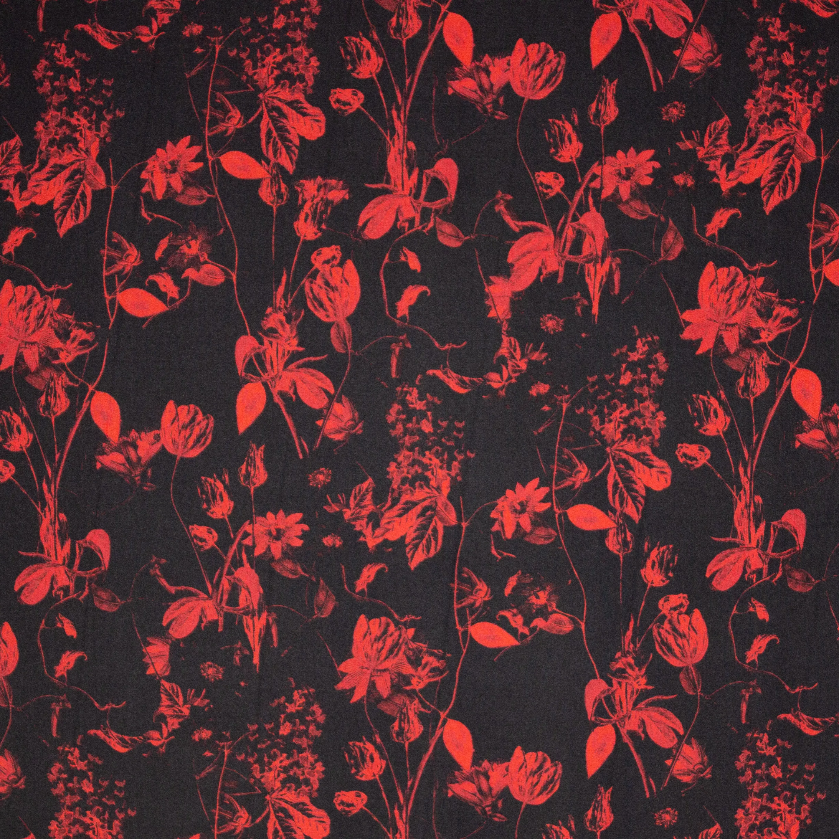 Zwarte viscose met rode bloemen