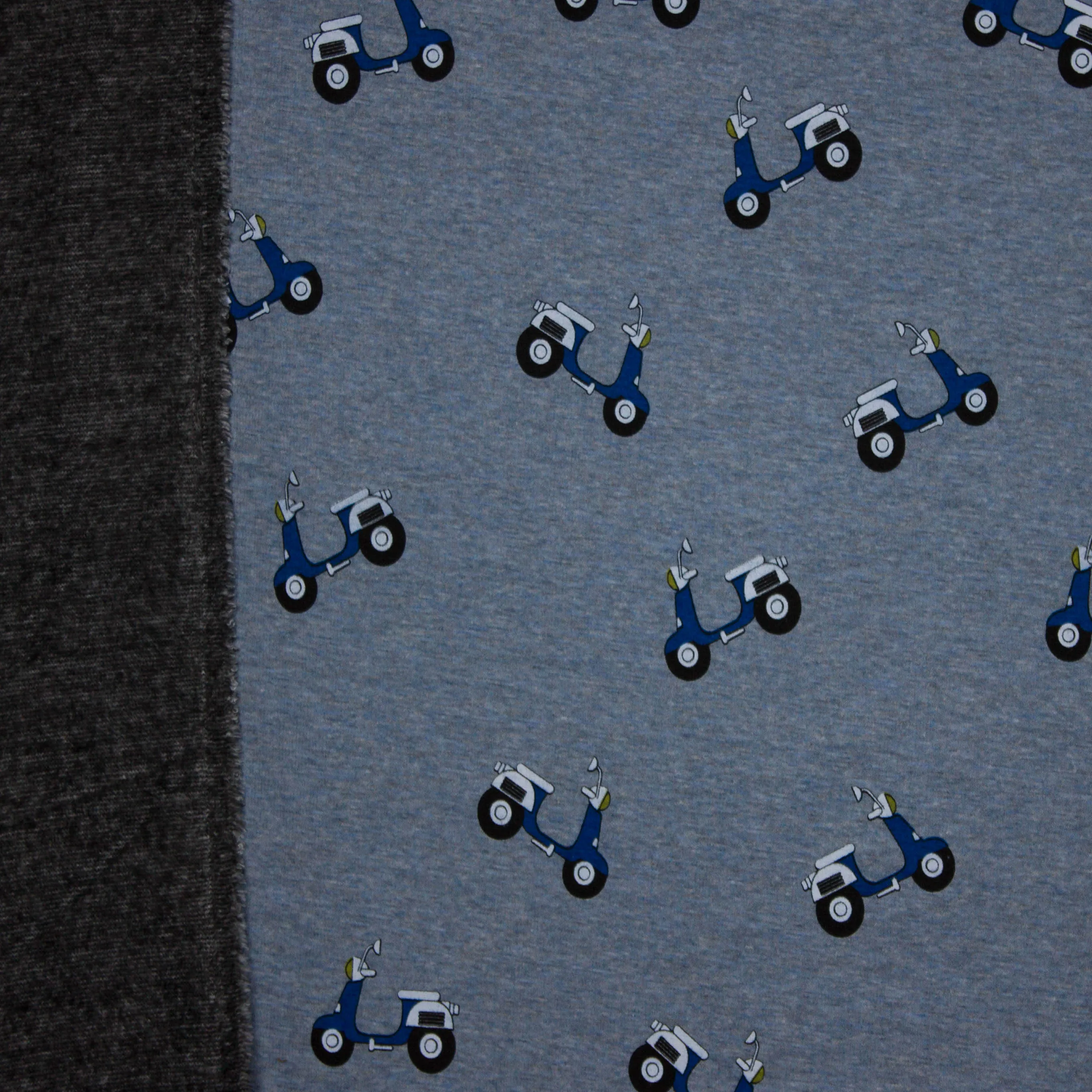 Blauw gemeleerde sweaterstof met scooters