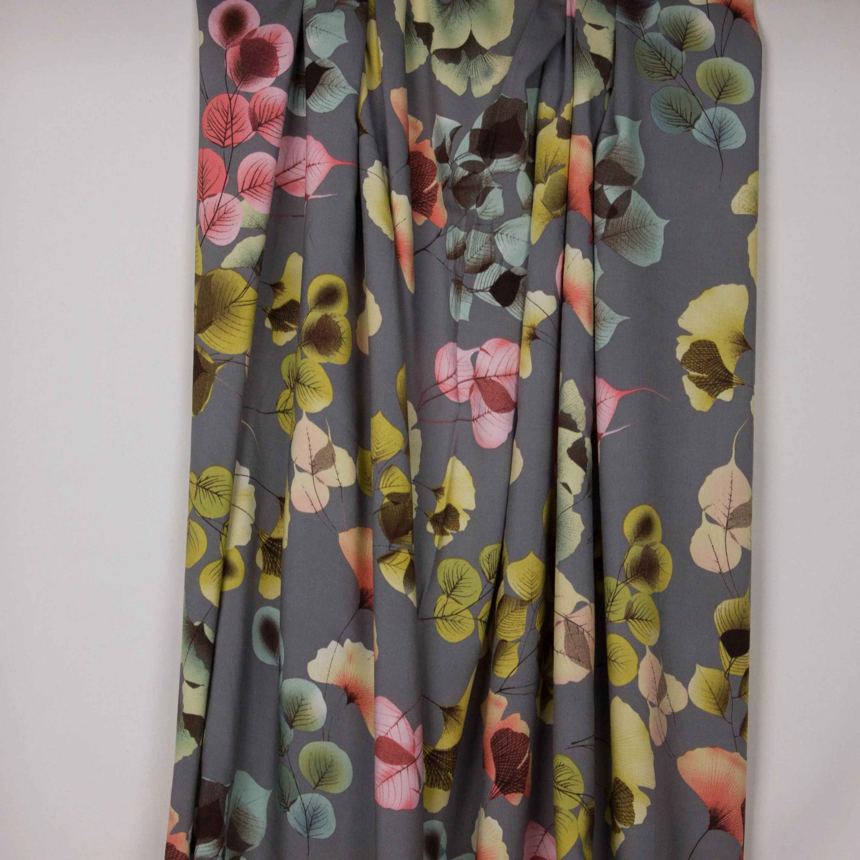 Grijze viscose met veelkleurige blaadjes