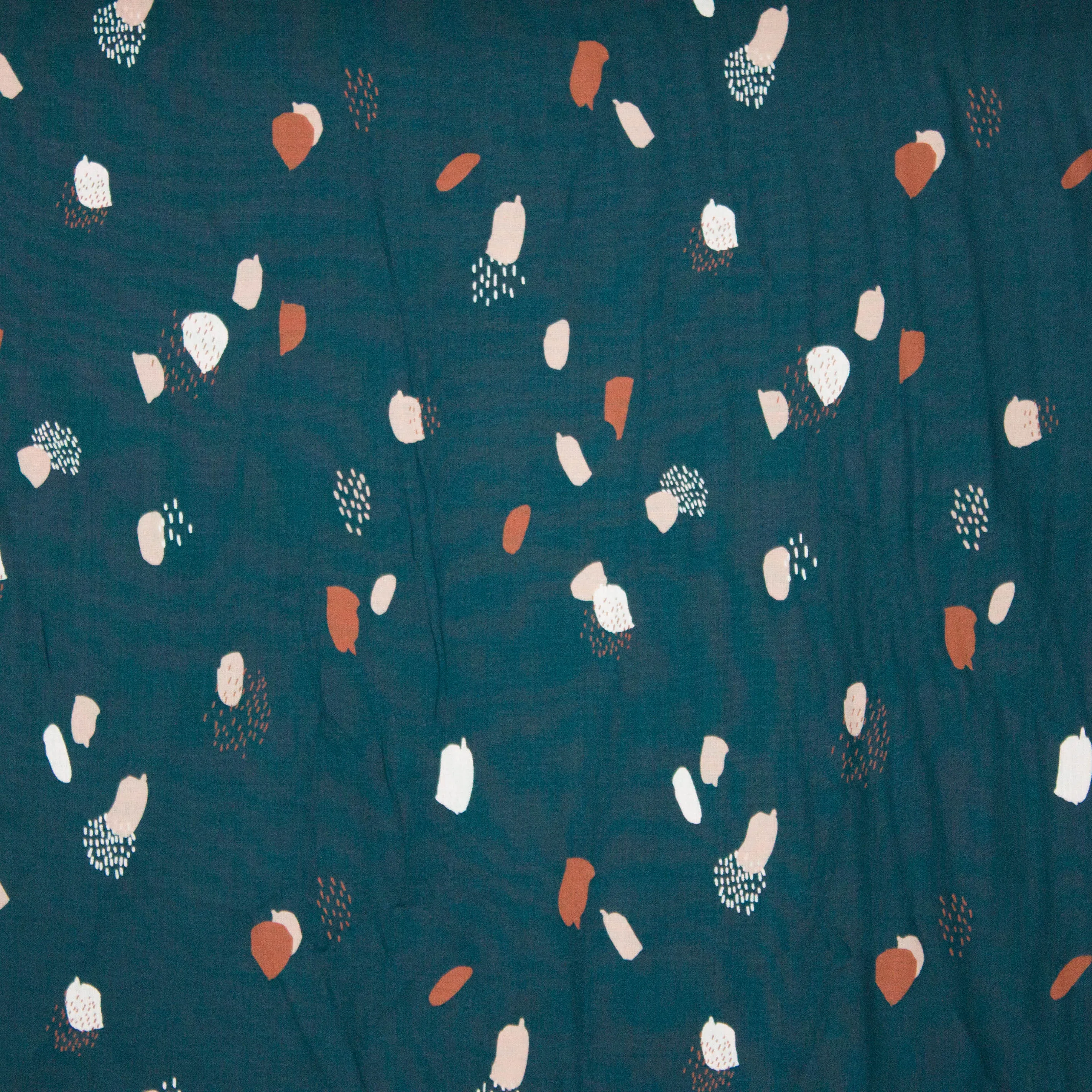 Petrolkleurige viscose met abstracte motiefjes  "Moonstone green" van Atelier Brunette