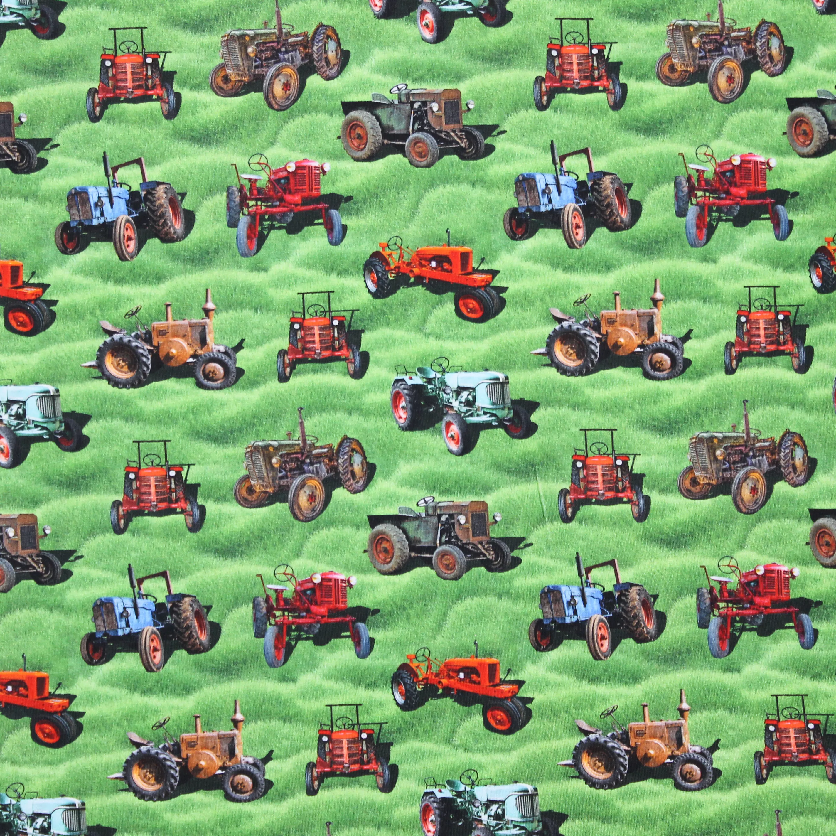 Groene tricot met tractor's in de weide