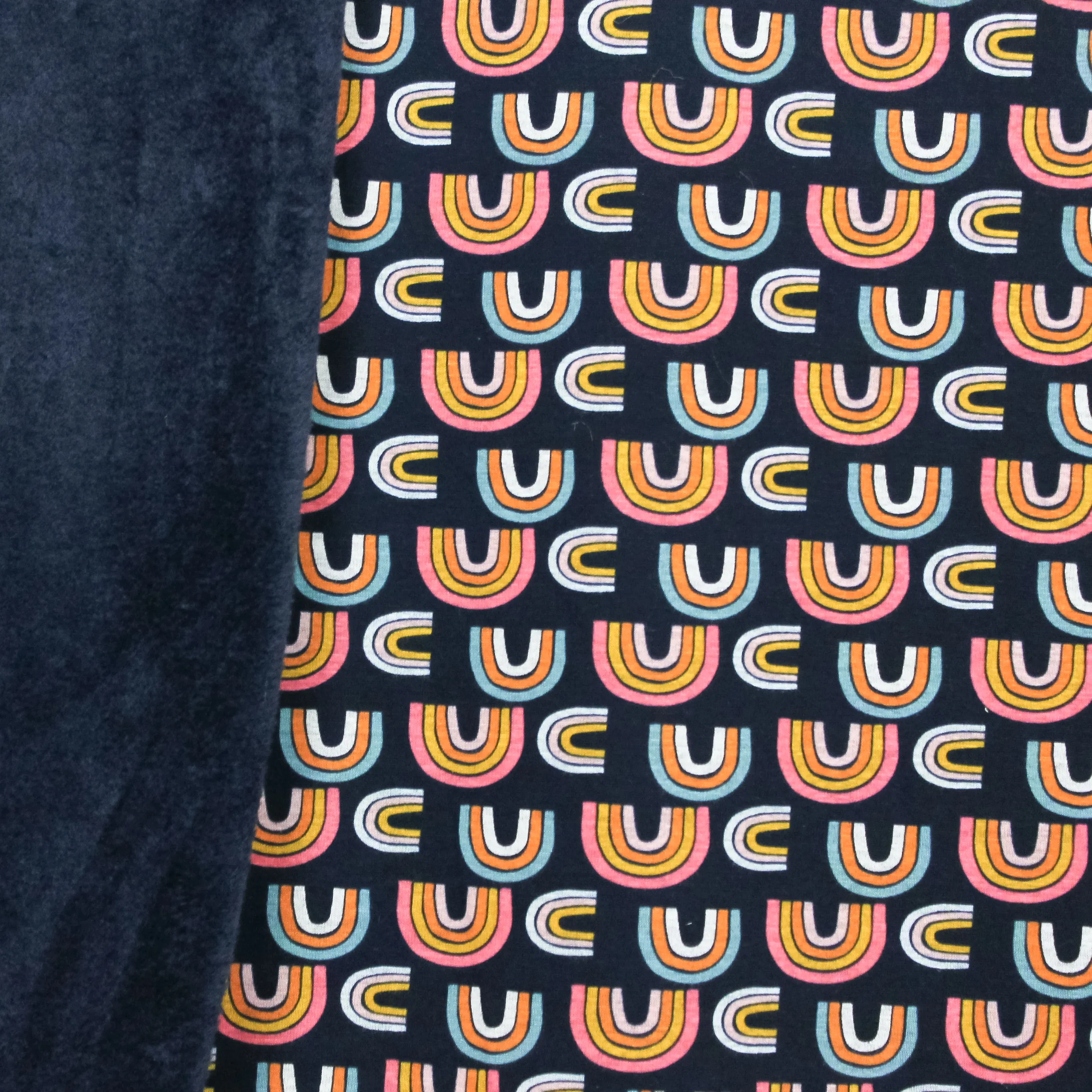 Donkerblauwe sweaterstof met regenbogen, pelsje aan de achterkant van 'Poppy'