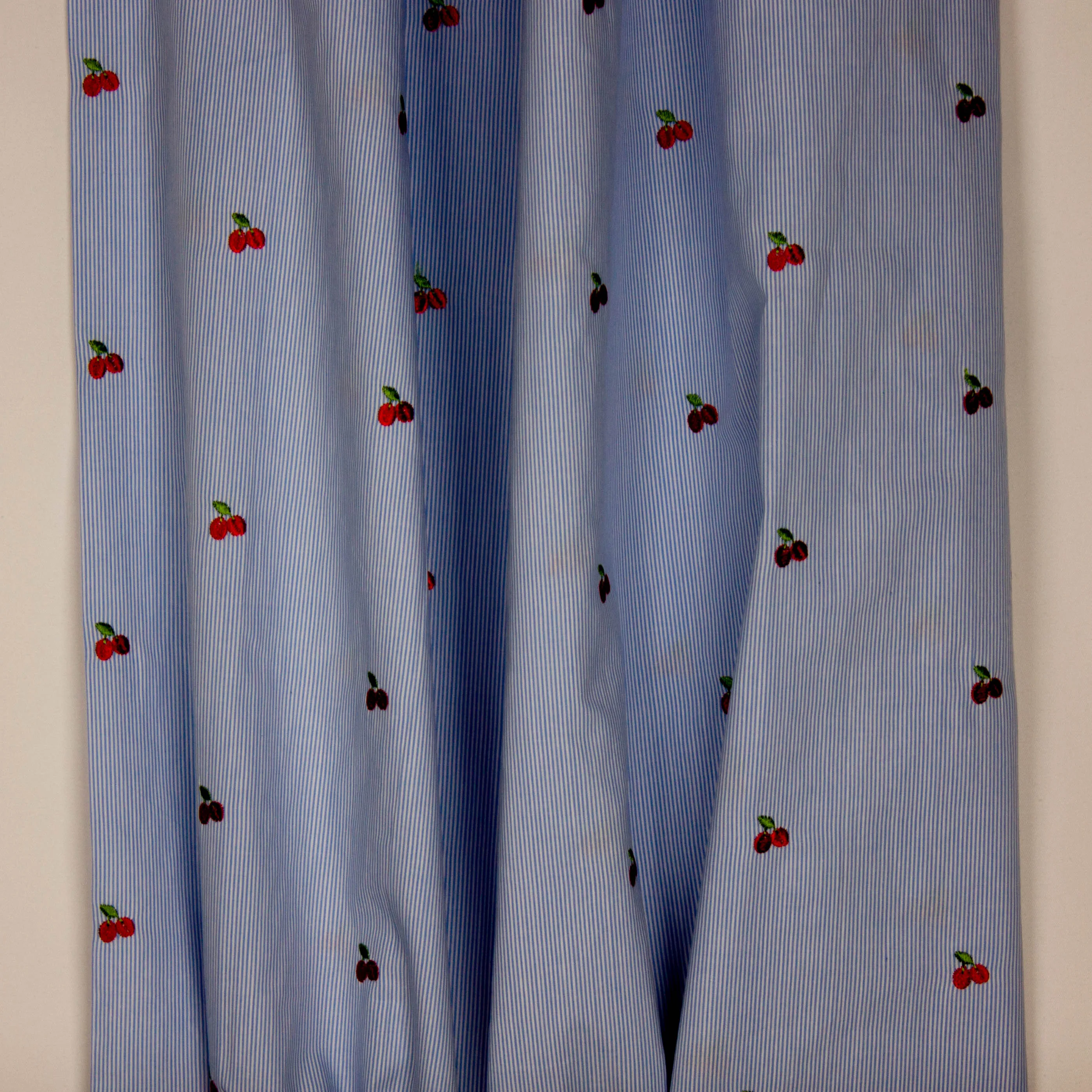 Wit / donkerblauw gestreept katoentje met geborduurde kersen