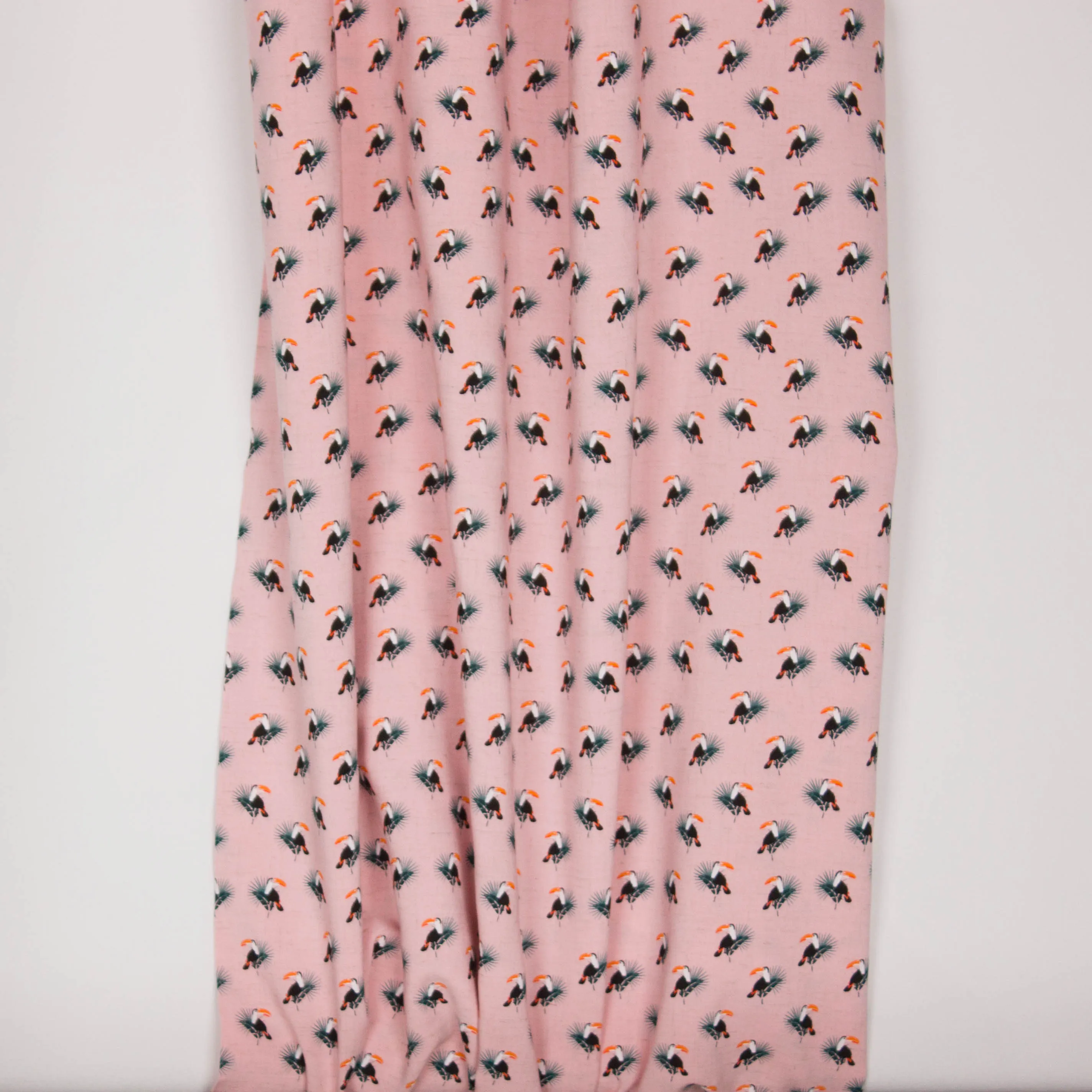 Roze viscose / linnen mengeling met toekans "Linen Toucan" van Penelope