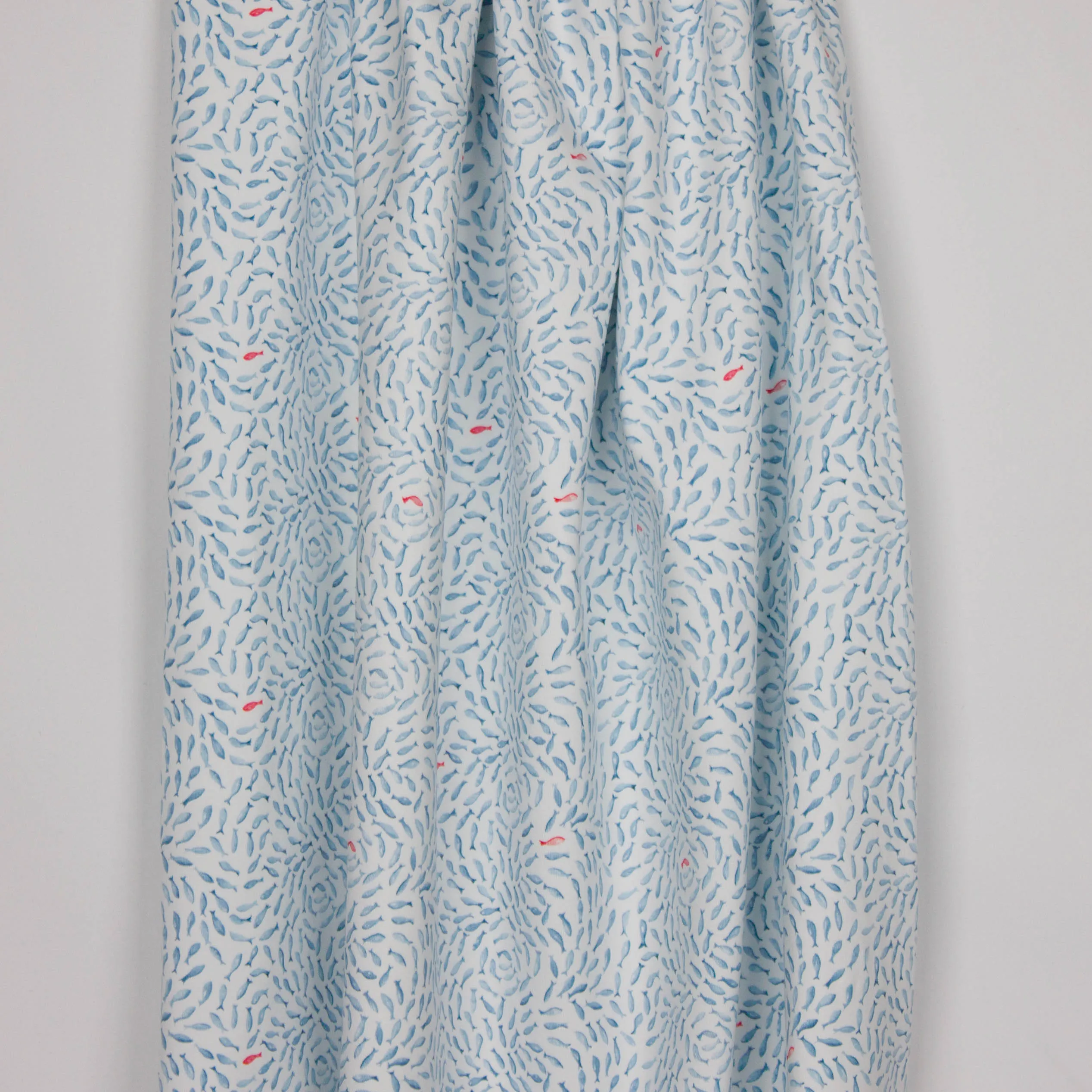 Witte tricot met blauwe en rode visjes