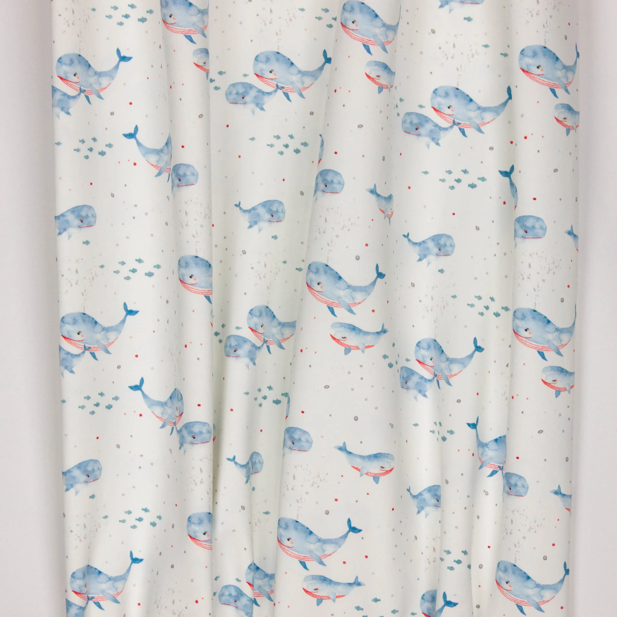 Witte tricot met blauw / rode walvissen en visjes