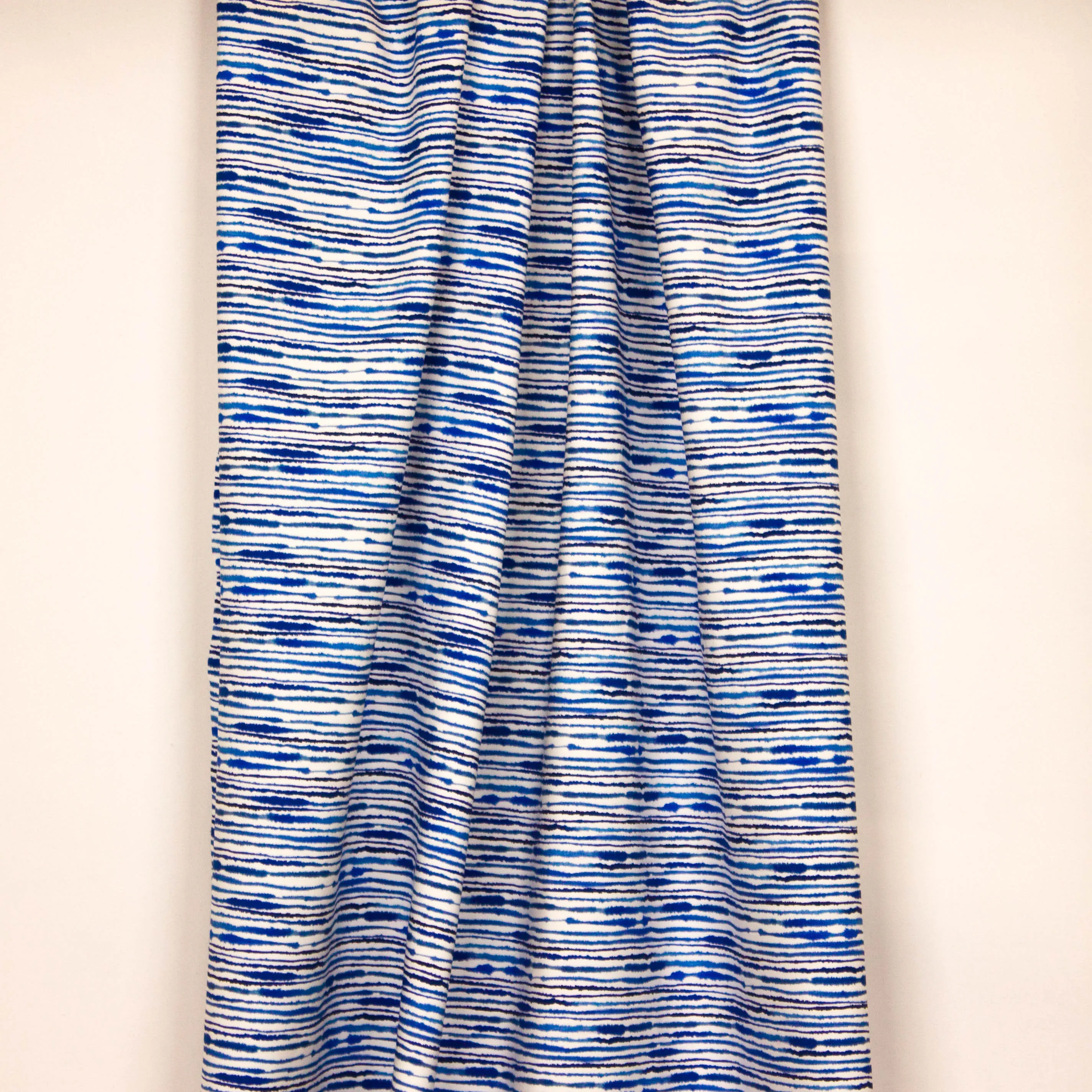 Witte tricot met  donkerblauwe onregelmatige strepen