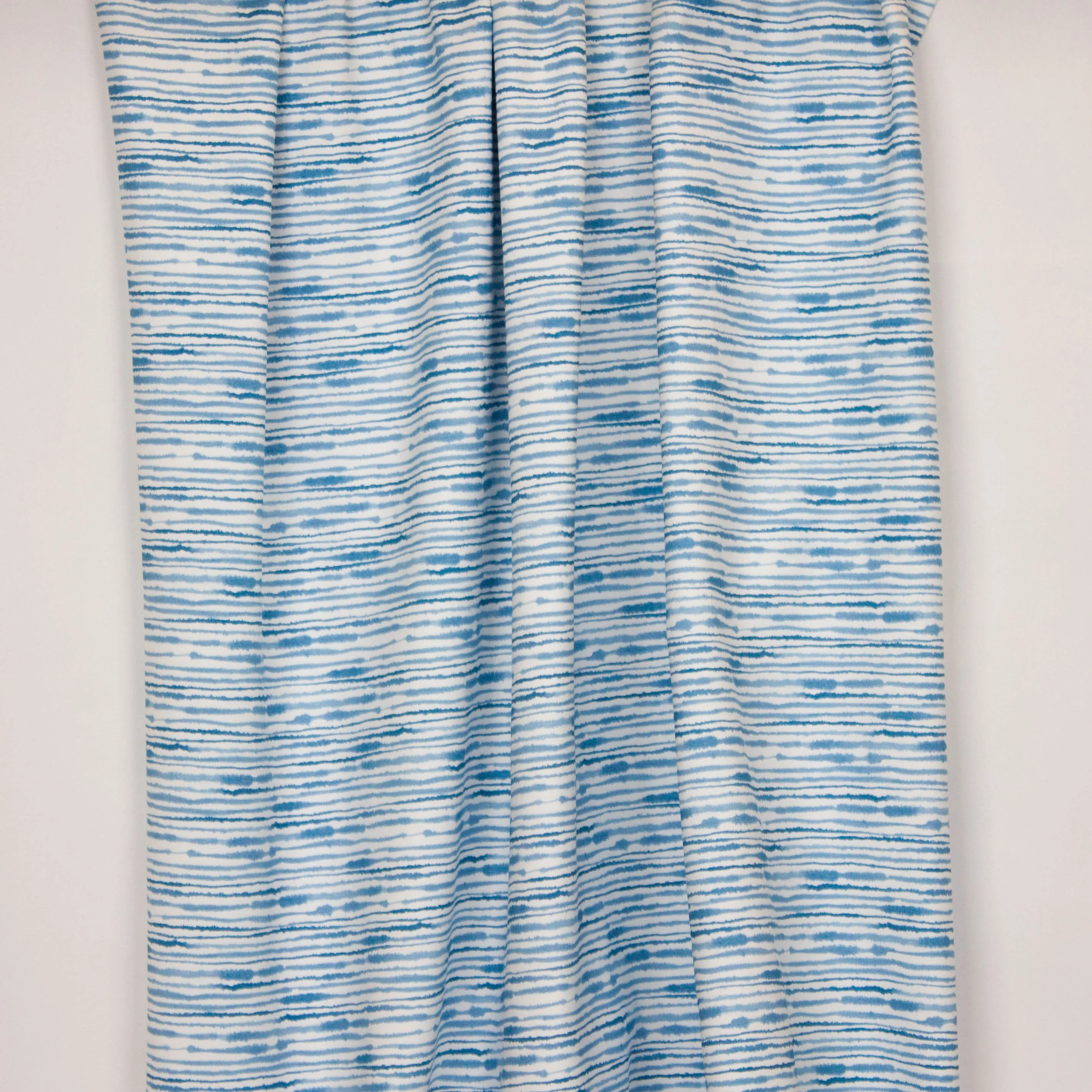 Witte tricot met blauwe onregelmatige strepen