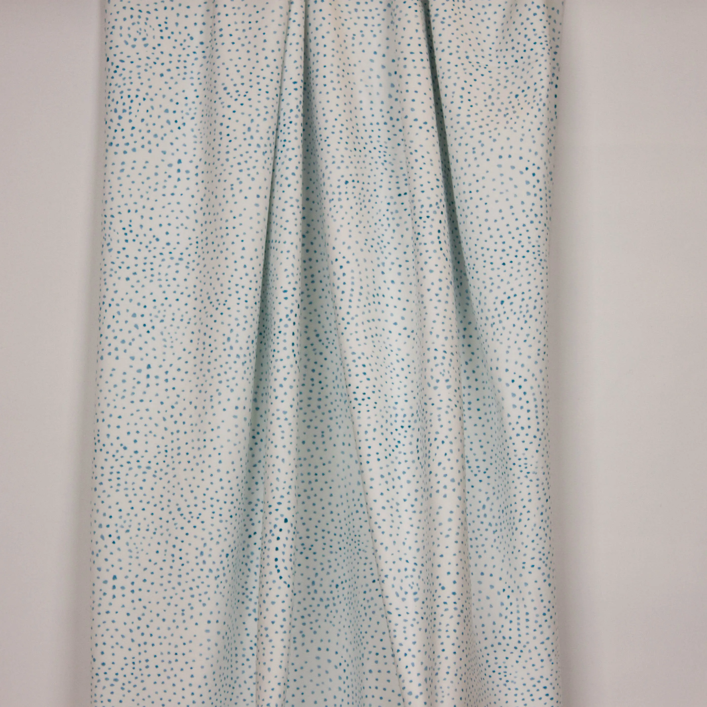 Witte tricot met blauwe vlekjes