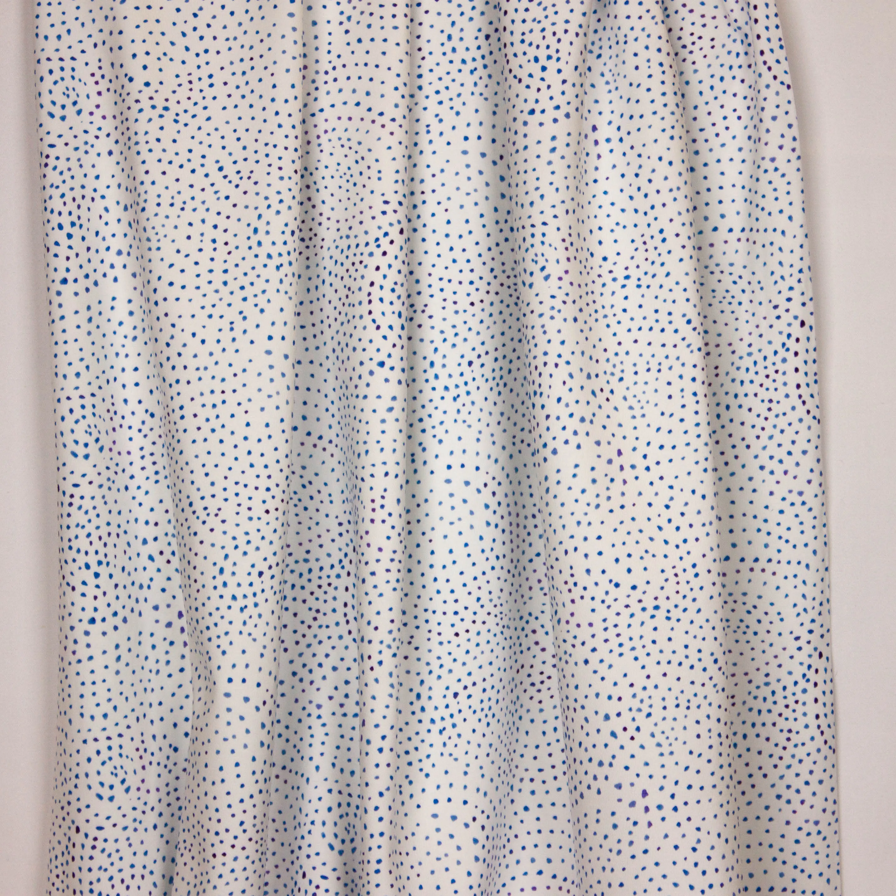 Witte tricot met blauwe en paarse vlekjes