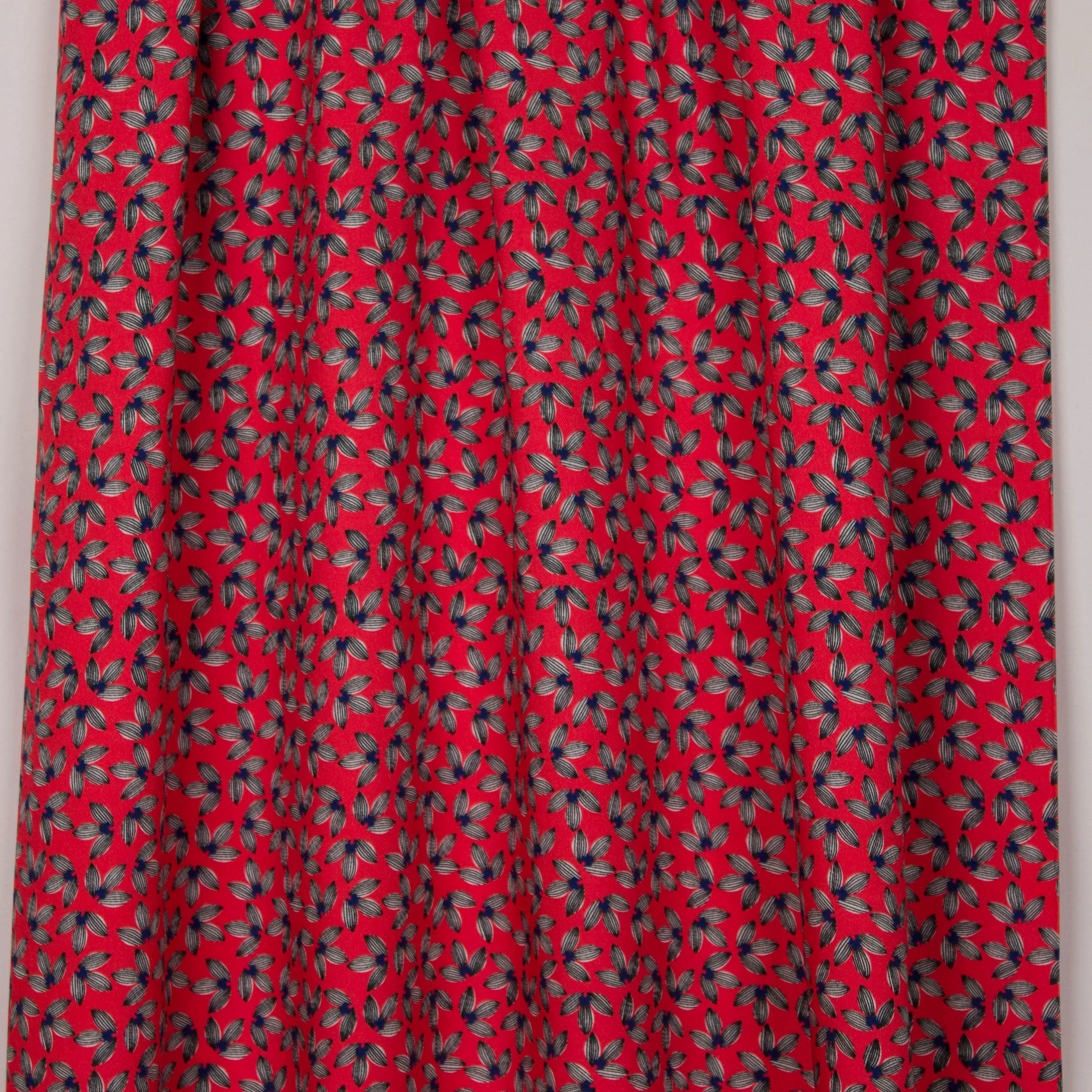 Koraal viscose twill met abstracte bloemen van La Maison Victor