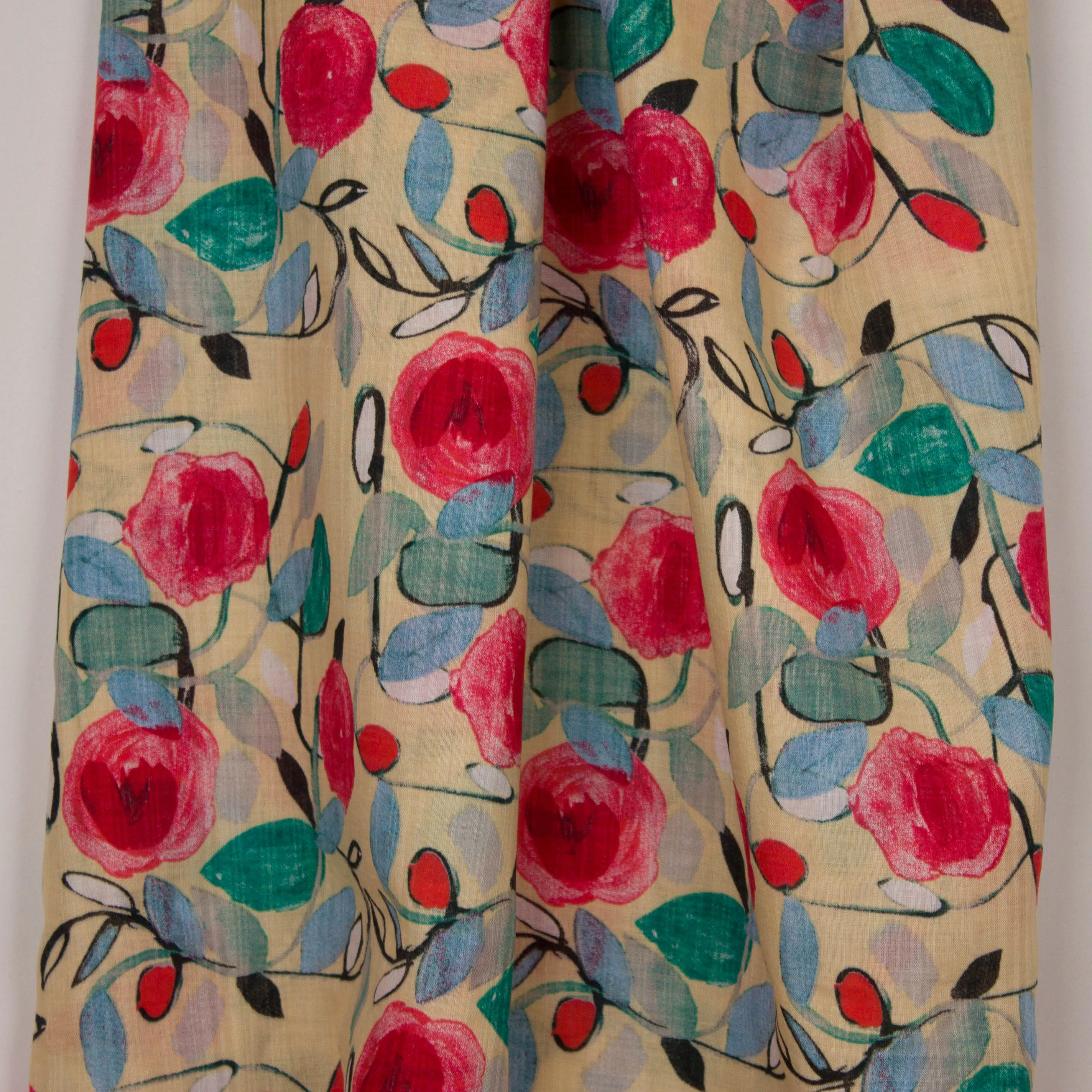 Lichtgele rayon / katoenmengeling met bloemen en bladmotief