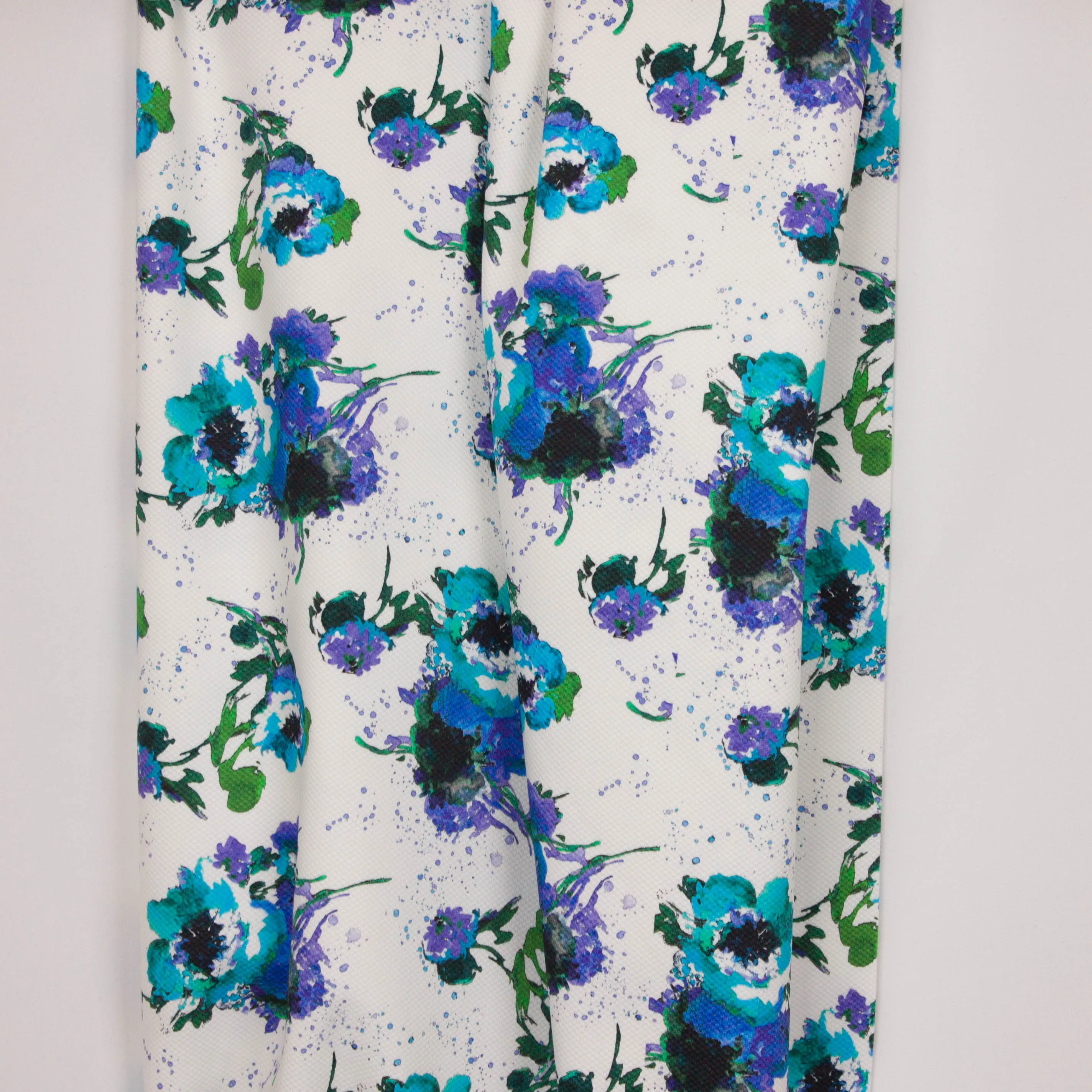 Italiaanse witte piqué katoen met blauwe bloemen van 'Alta Moda'