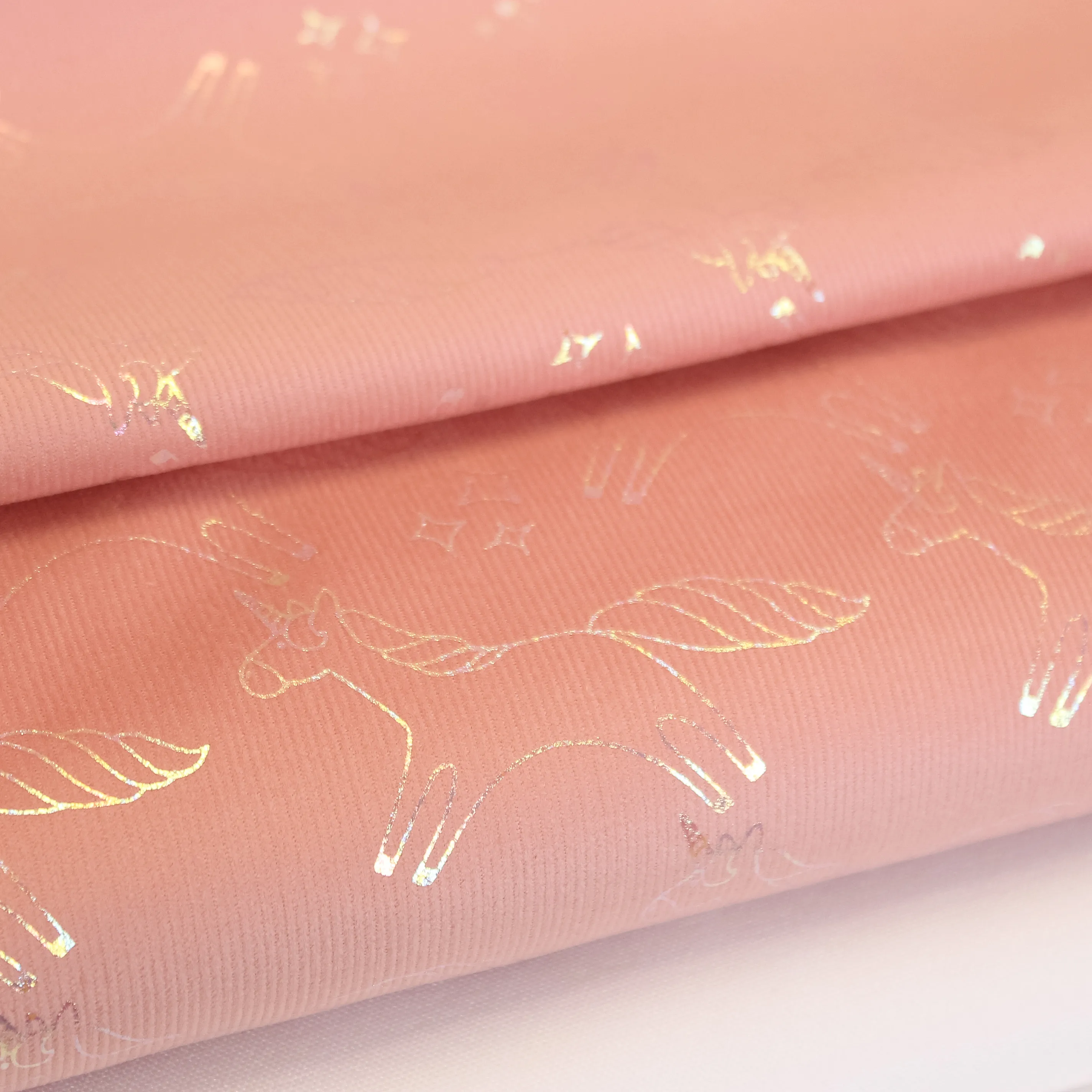 Roze ribfluweel met regenboogkleurige glinsterende eenhoorns