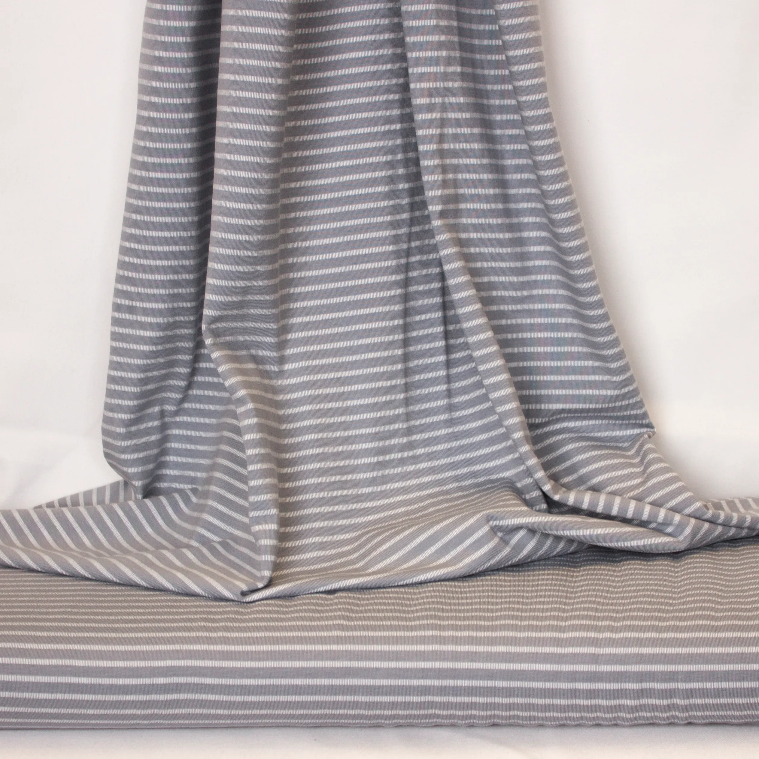 Grijze tricot met witte strepen