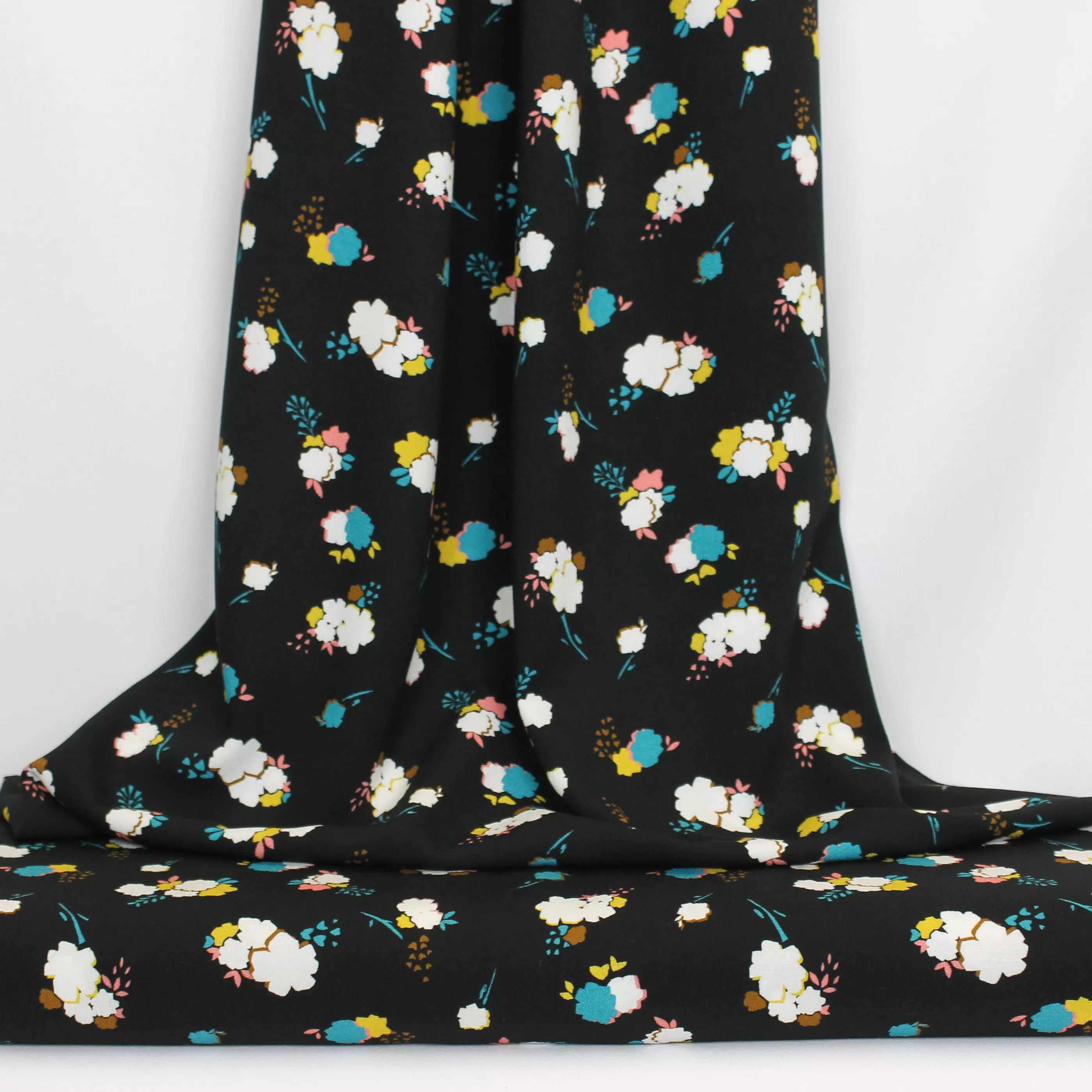 Zwarte viscose crêpe met bloesems